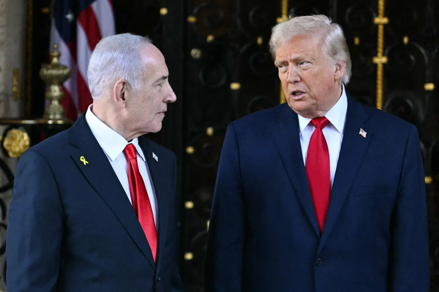 Netanyahu, Trump'la ilişkisini sık sık seçimlerde kazandıran bir koz olarak kullandı (AFP)