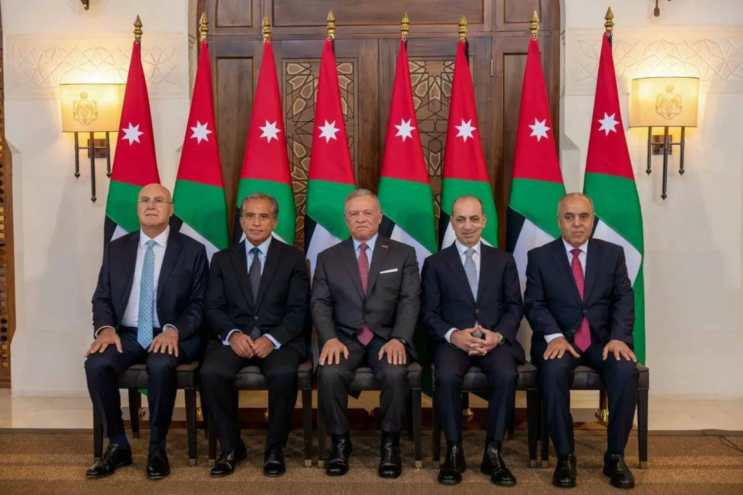الملك عبدالله الثاني، وبجواره إلى الشمال رئيس الوزراء جعفر حسان ومهند شحادة، وإلى اليمين وليد المصري وعزمي محافظة (الديوان الملكي الأردني)