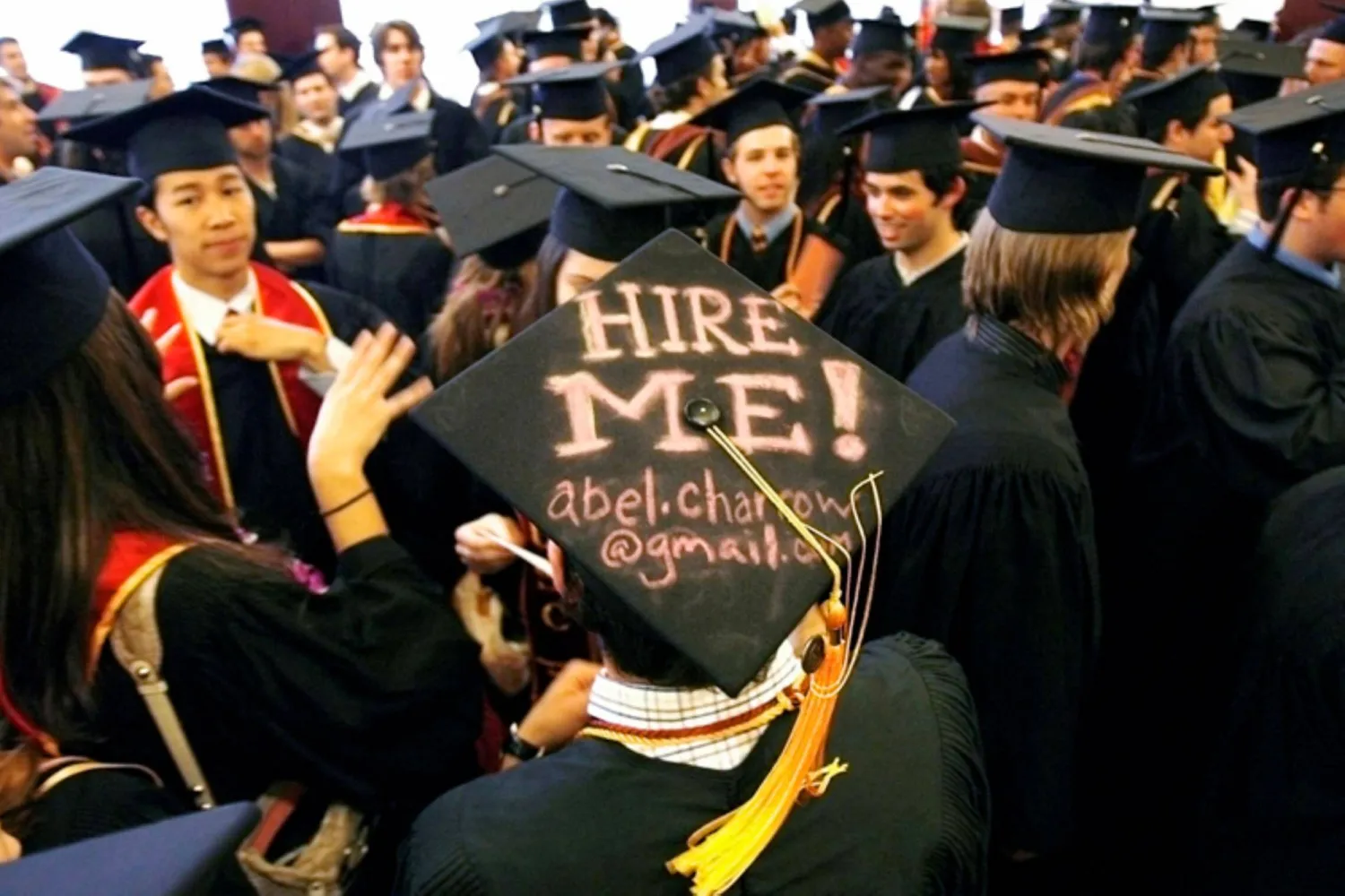 إيجاد وظيفة على رأس أولويات الشباب الجامعي (أرشيفية - رويترز)