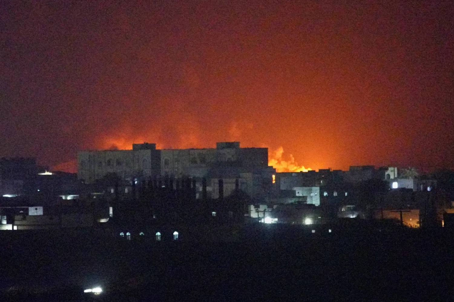 صورة ليلية تظهر مدينة المخا خلال الهجمات الصاروخية الحوثية (أ.ب)