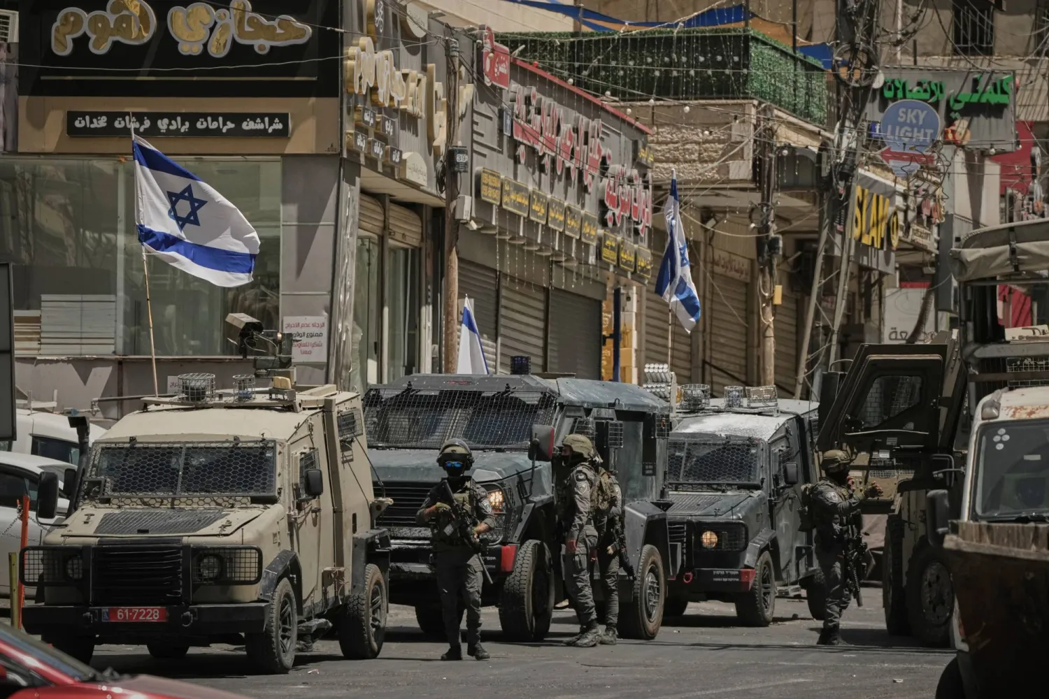جنود إسرائيليون خلال عملية عسكرية بمخيم قلنديا بالضفة الغربية في 5 أغسطس 2026 (أ.ب)