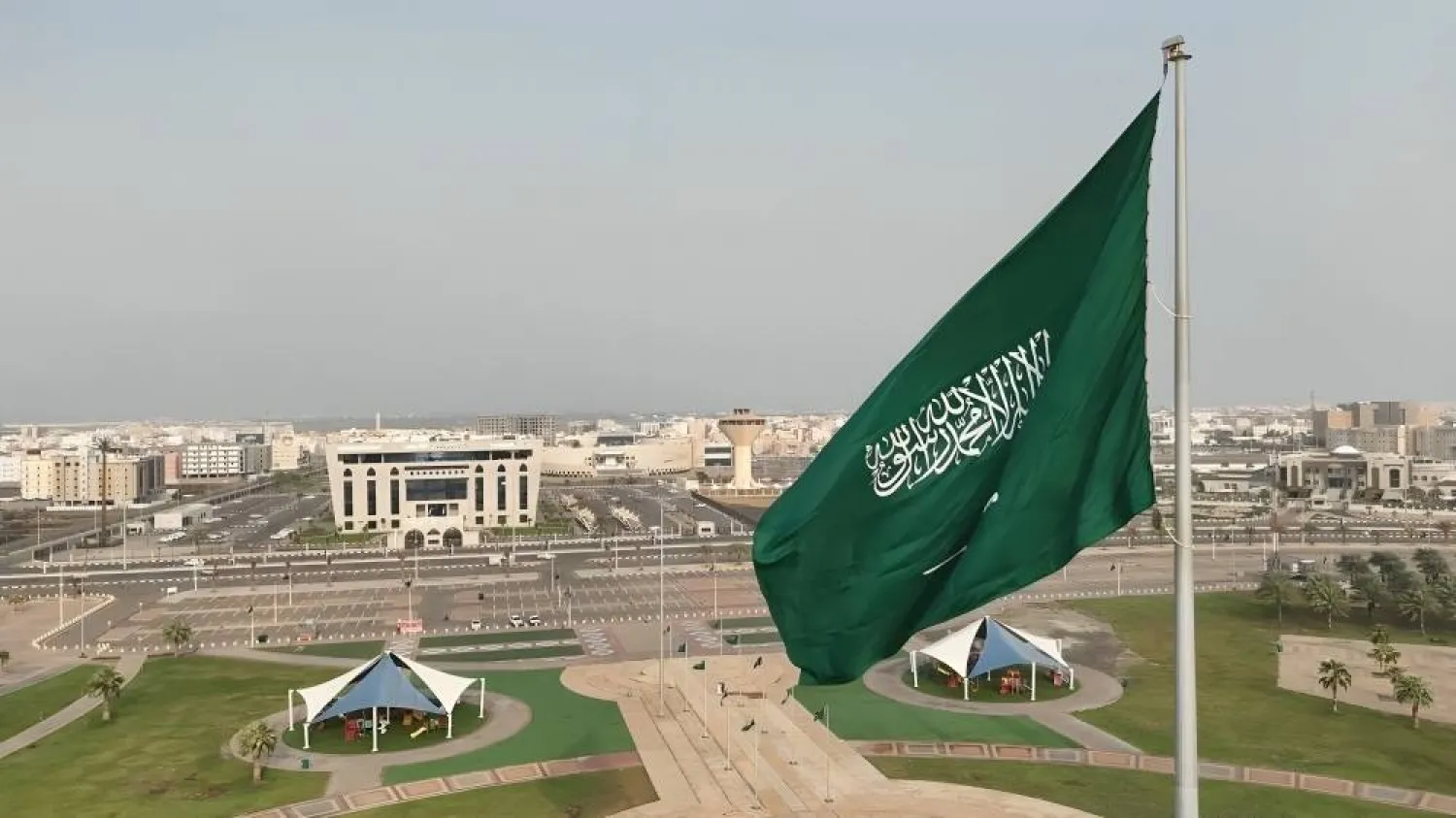 السعودية تواصل مبادراتها لتعزيز الأمن والسلام في المنطقة... ويبدو العلم السعودي في أحد المواقع بمدينة جازان (واس)