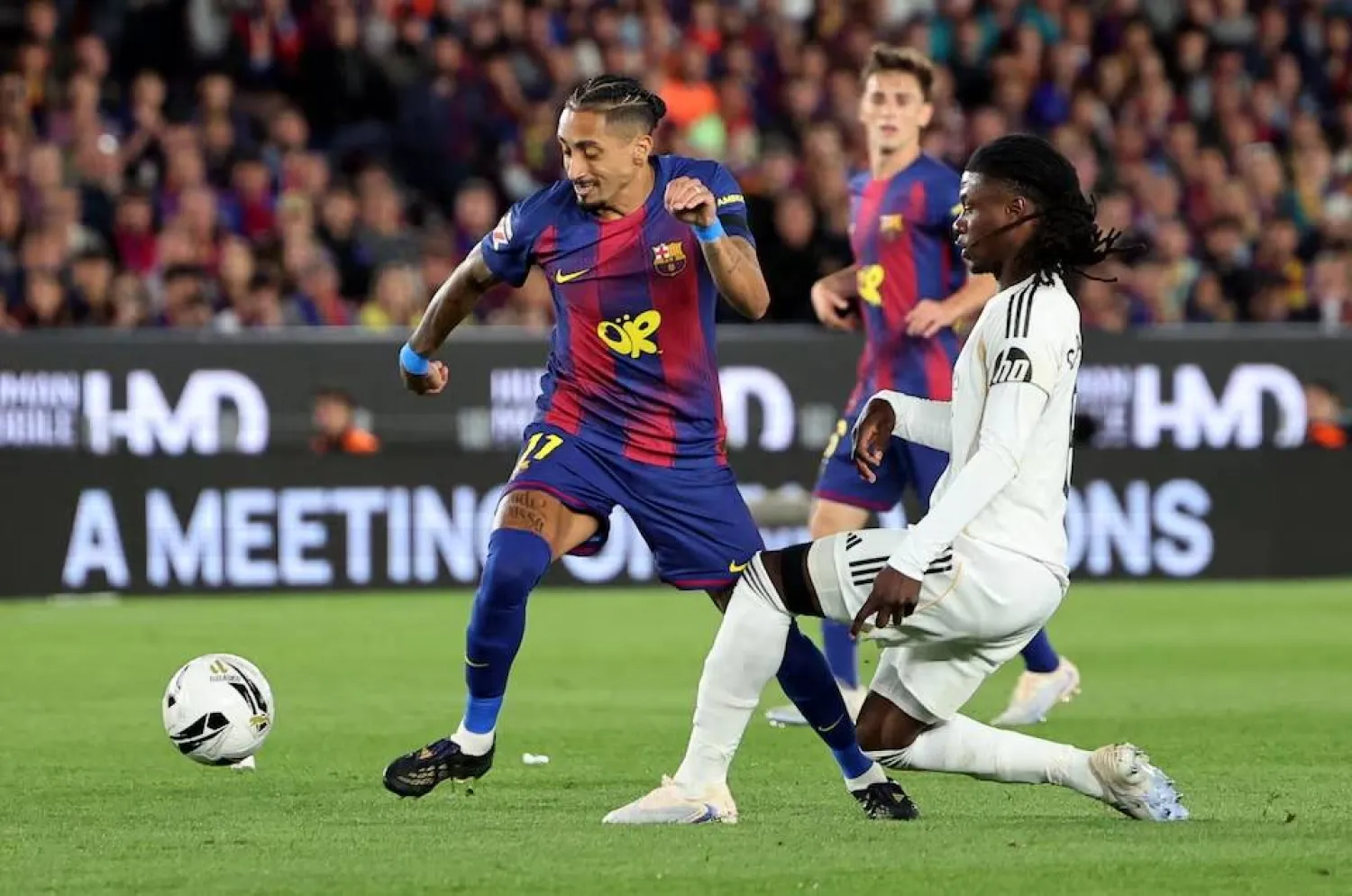 برشلونة وريال مدريد يغيبان عن افتتاحية «لاليغا» (رويترز)