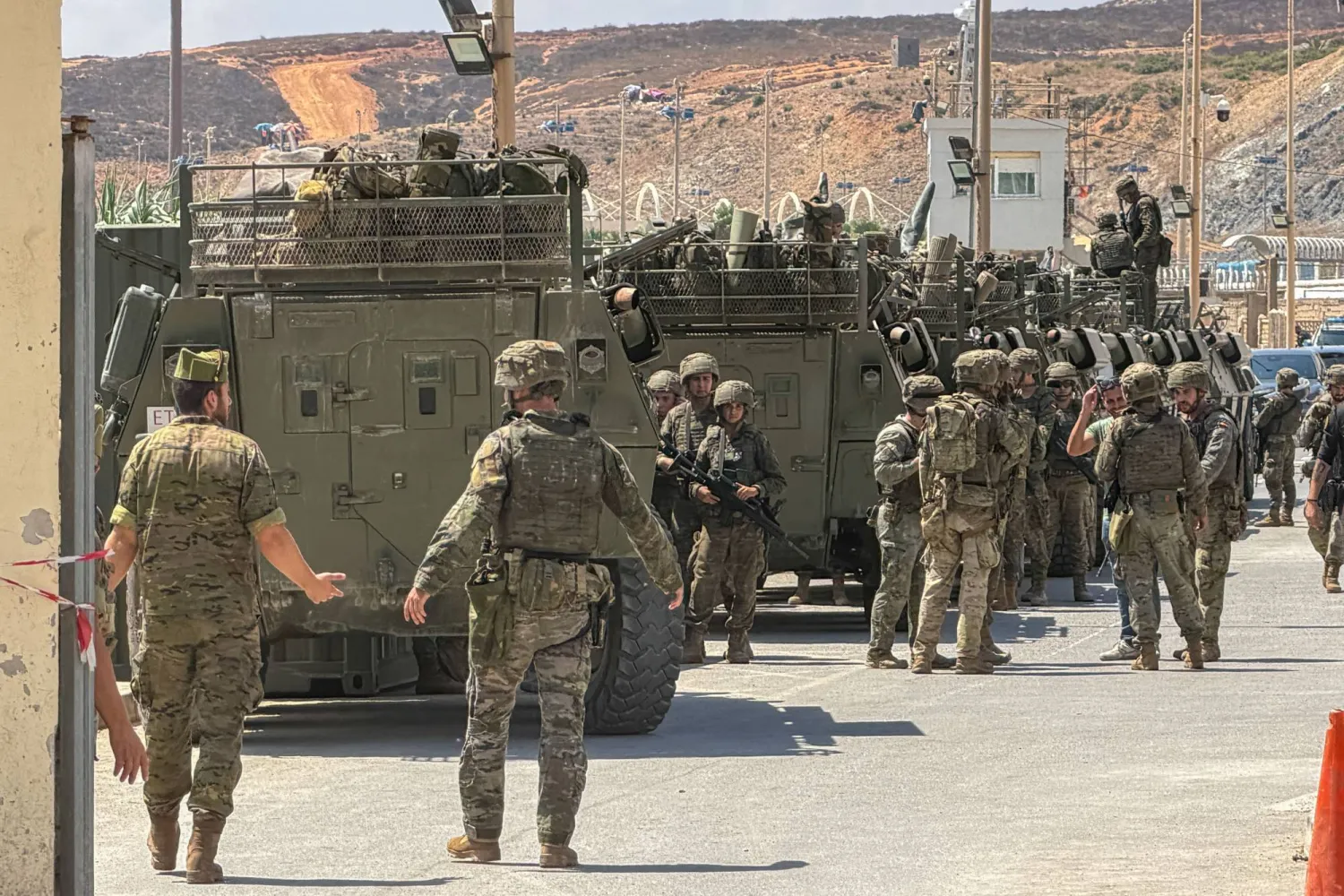 إسبانيا عززت وجود الشرطة والجيش في ‌جيب سبتة تحسباً لمحاولة اختراق جماعي آخر للحدود السبت (إ.ب.أ)