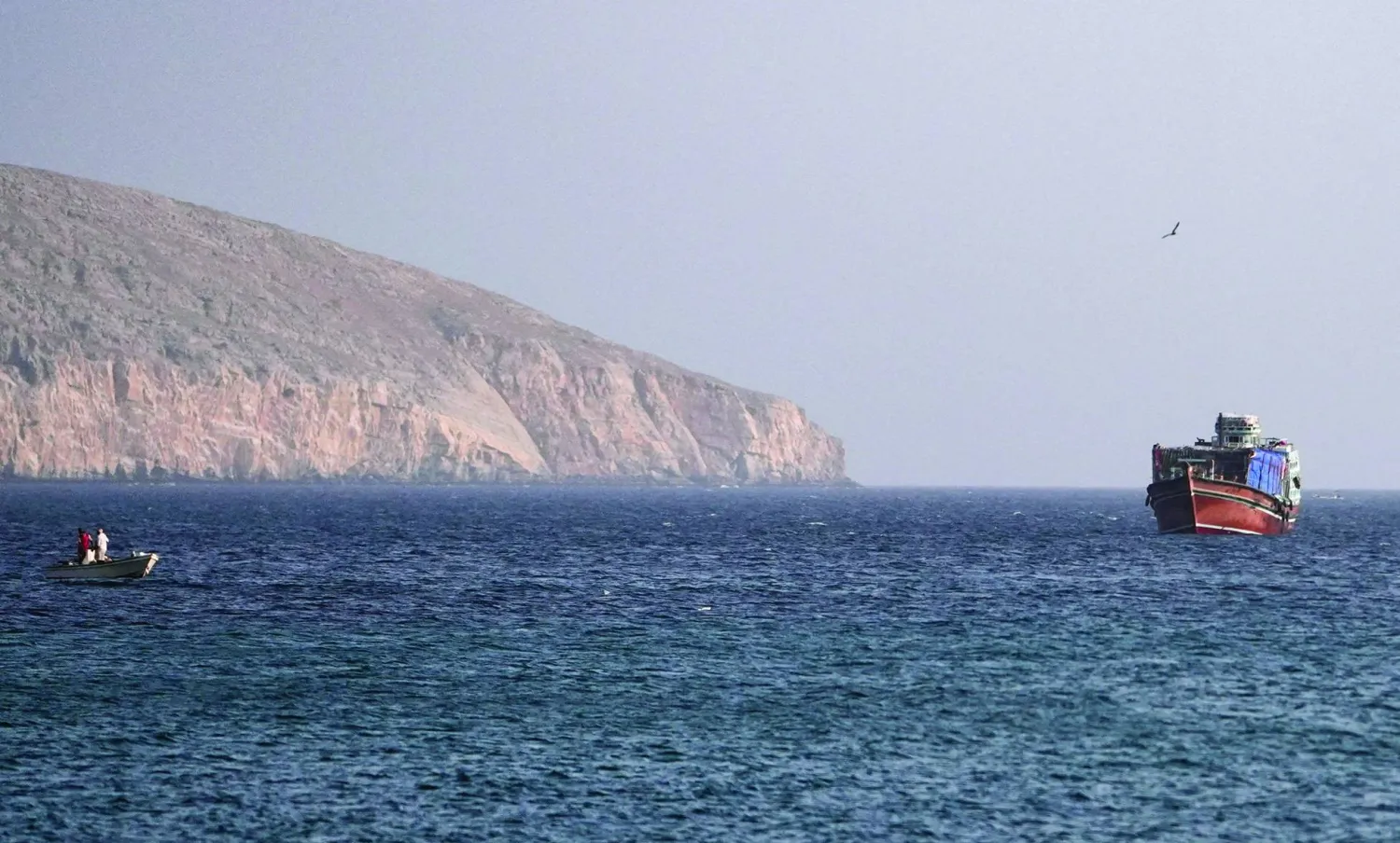 سفينة قرب مضيق هرمز (رويترز)