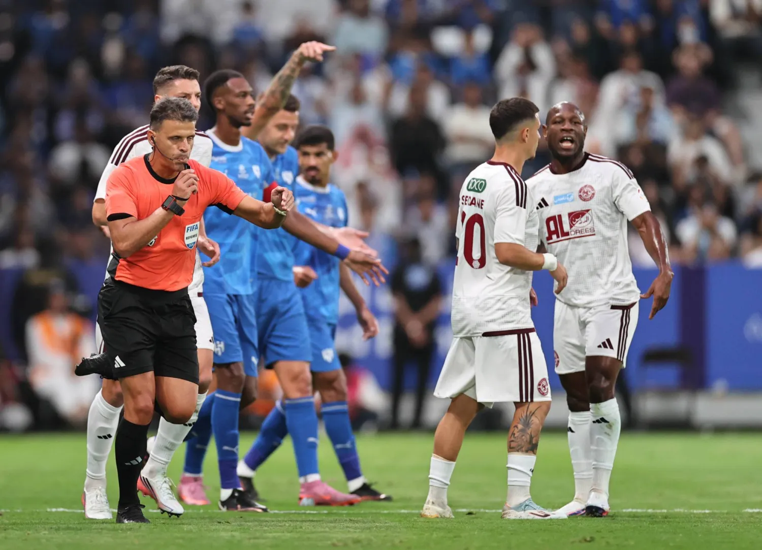 الهلال تحصل على ثلاثة ضربات جزاء أمام الفيصلي (تصوير: سعد العنزي)