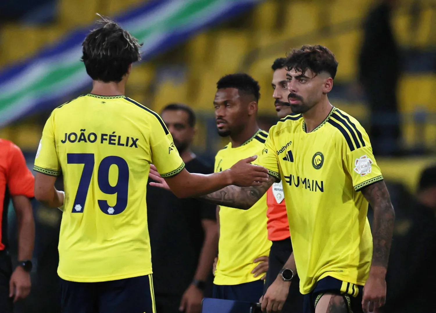 سامو كوستا، لاعب النصر، يدخل بديلاً لجواو فيليكس خلال مواجهة الفتح (رويترز)