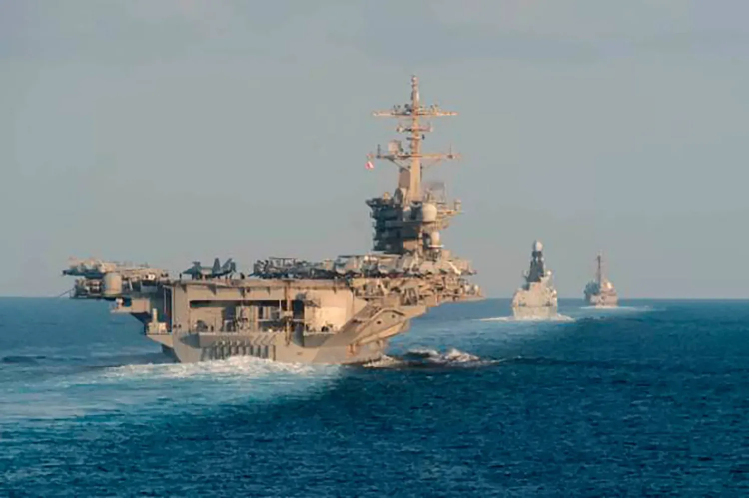 USS Abraham Lincoln uçak gemisi, Hürmüz Boğazı’ndan geçerken (AP)