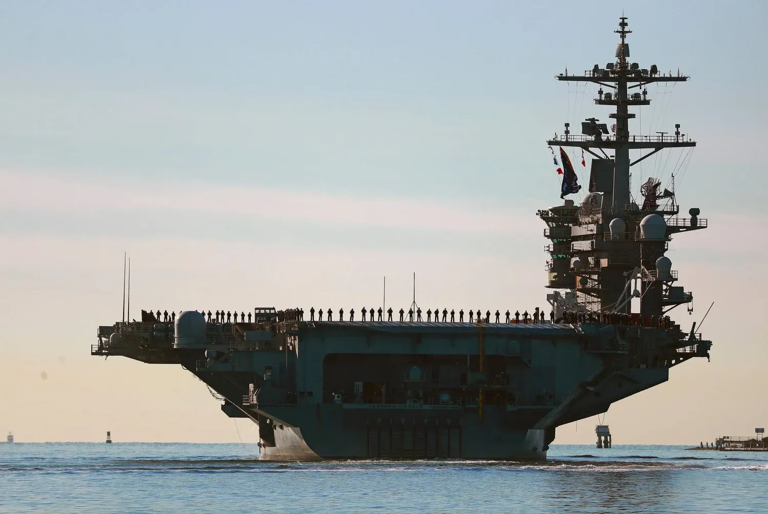 San Diego’dan yola çıkan USS Abraham Lincoln uçak gemisinin güvertesinde sıralanan denizciler ve deniz piyadeleri... 3 Ocak 2021 (AP)