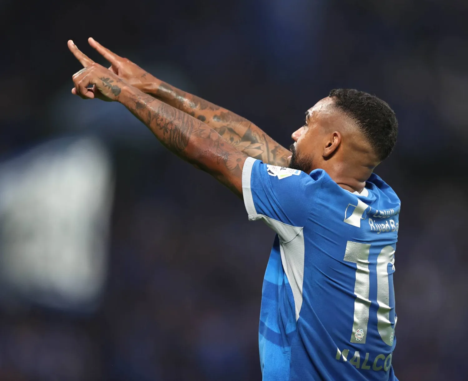 مالكوم يلوح بيديه محتفلاً بهدفه في شباك الفيصلي في أول مباراة للهلال بالدوري السعودي (سعد العنزي)