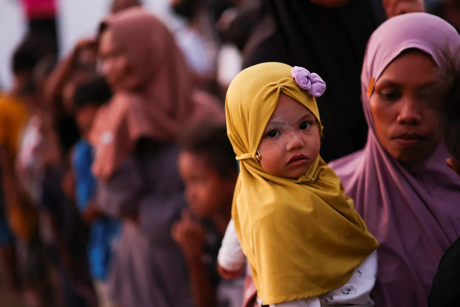 عائلة إندونيسية هاربة إلى ملجأ مؤقت (رويترز)