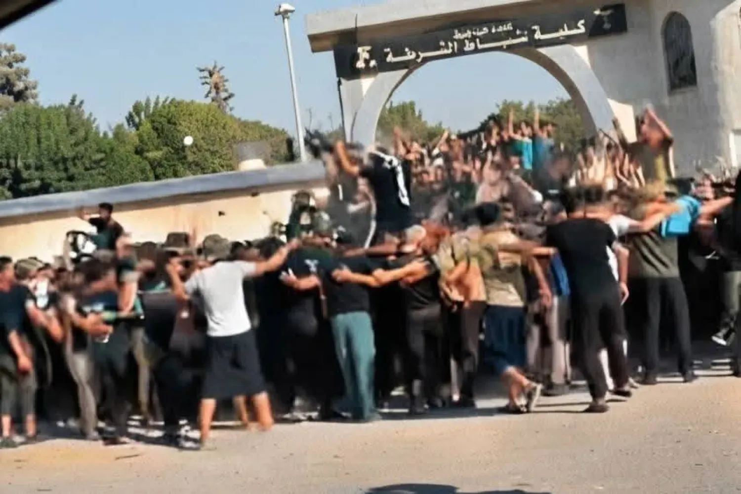 Suriyeli paralı askerler, geçtiğimiz hafta sonu Trablus’ta maaşlarının gecikmesi nedeniyle protesto düzenledi (Yerleşime Karşı Hareket sayfası)