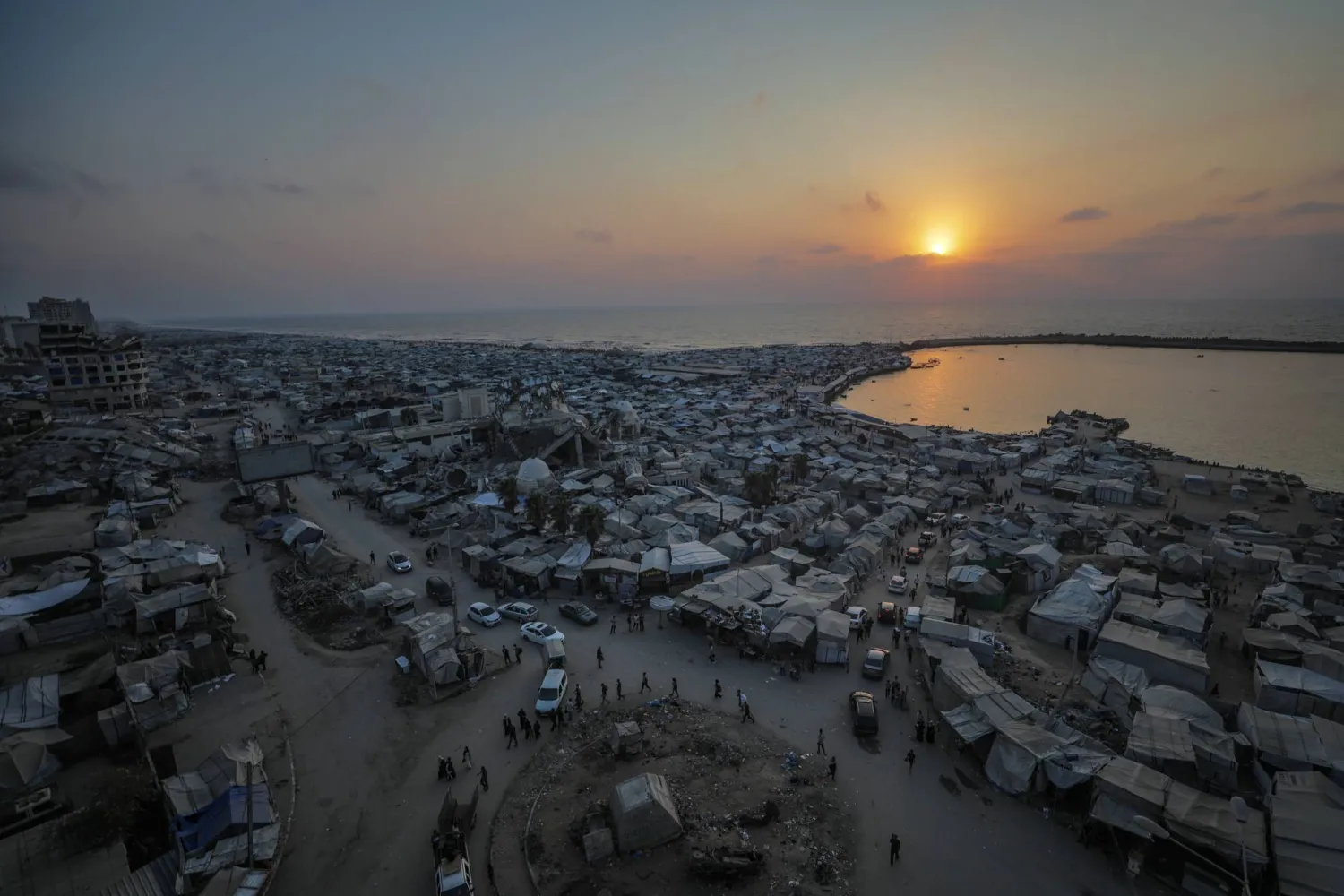 Thousands of makeshift tents of displaced Palestinian families are put up on the beach in western Gaza City, Gaza Strip, 14 August 2026. (EPA)