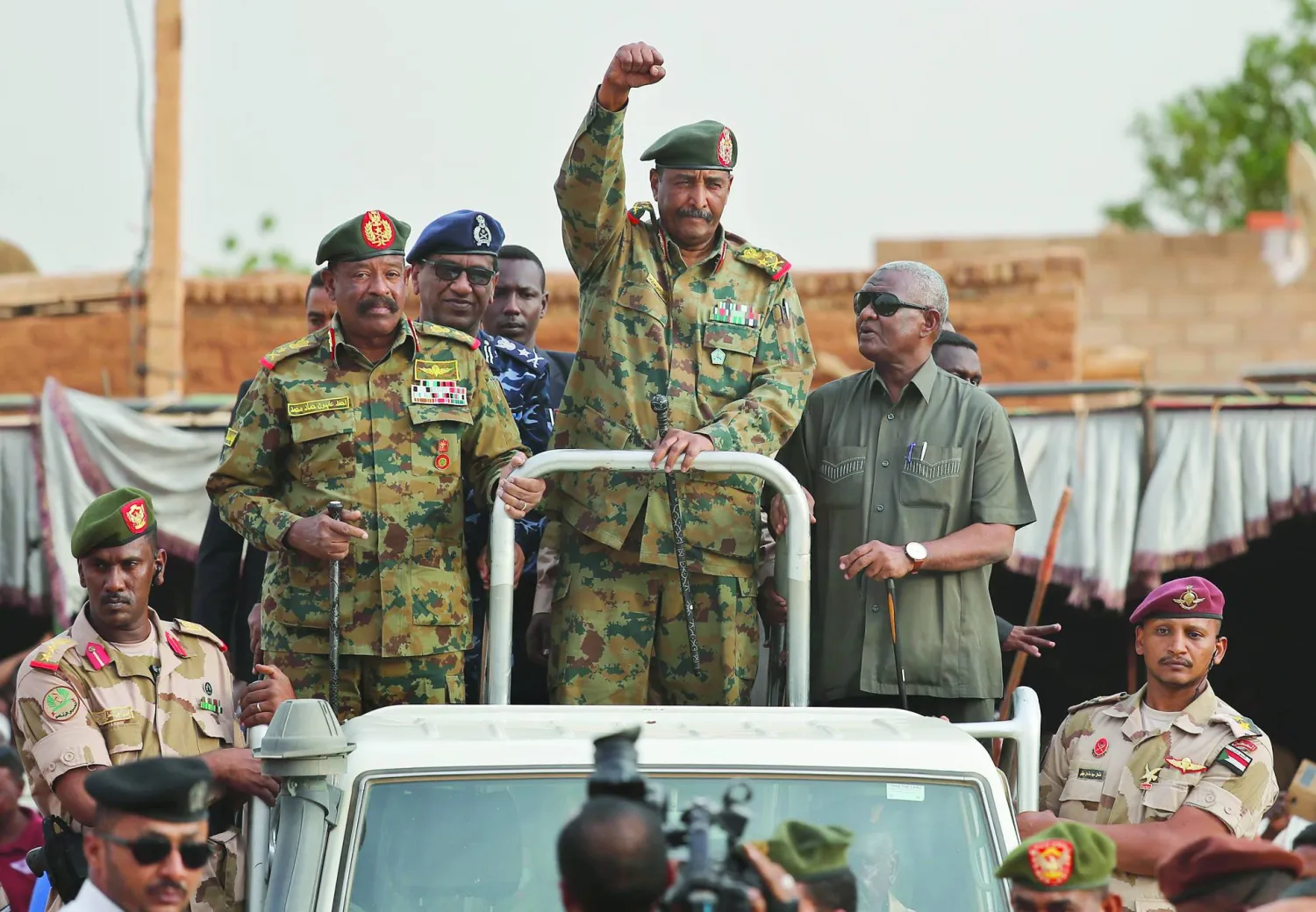 أرشيفية لقائد الجيش السوداني عبد الفتاح البرهان يُحيّي مؤيديه في أم درمان غرب الخرطوم 29 يونيو 2019 (أ.ب)
