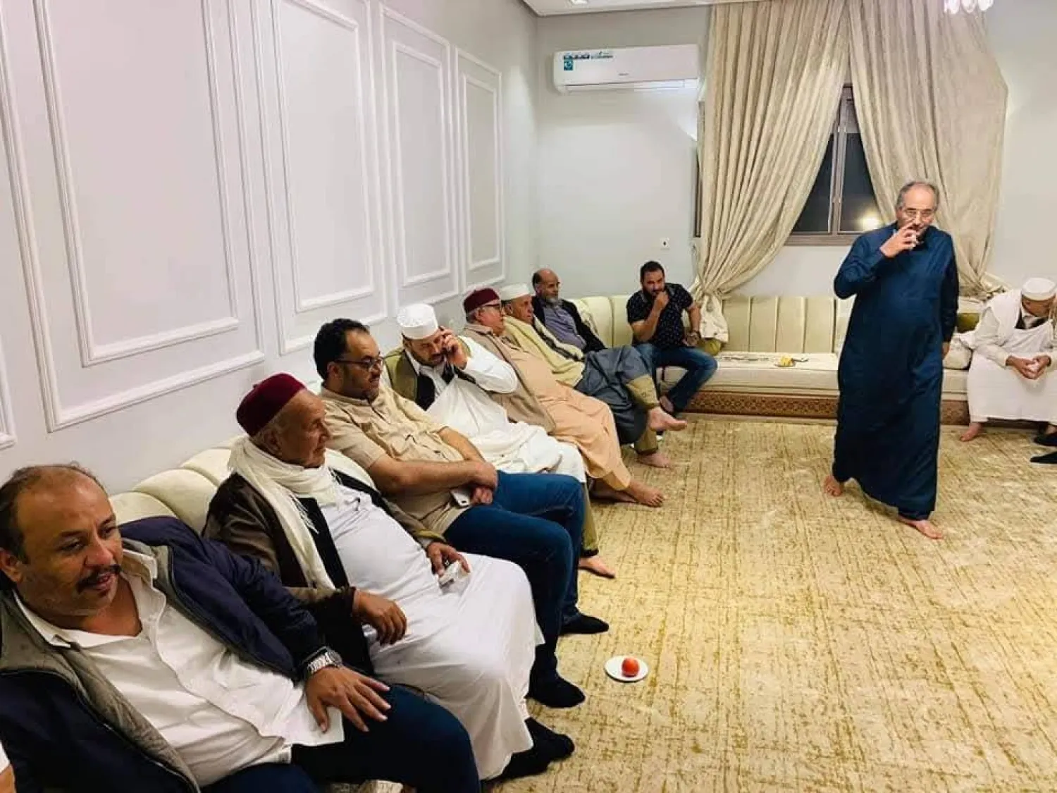 جانب من جلسة في «مربوعة» أحد أعيان مدينة سلوق بشرق ليبيا (الشرق الأوسط)