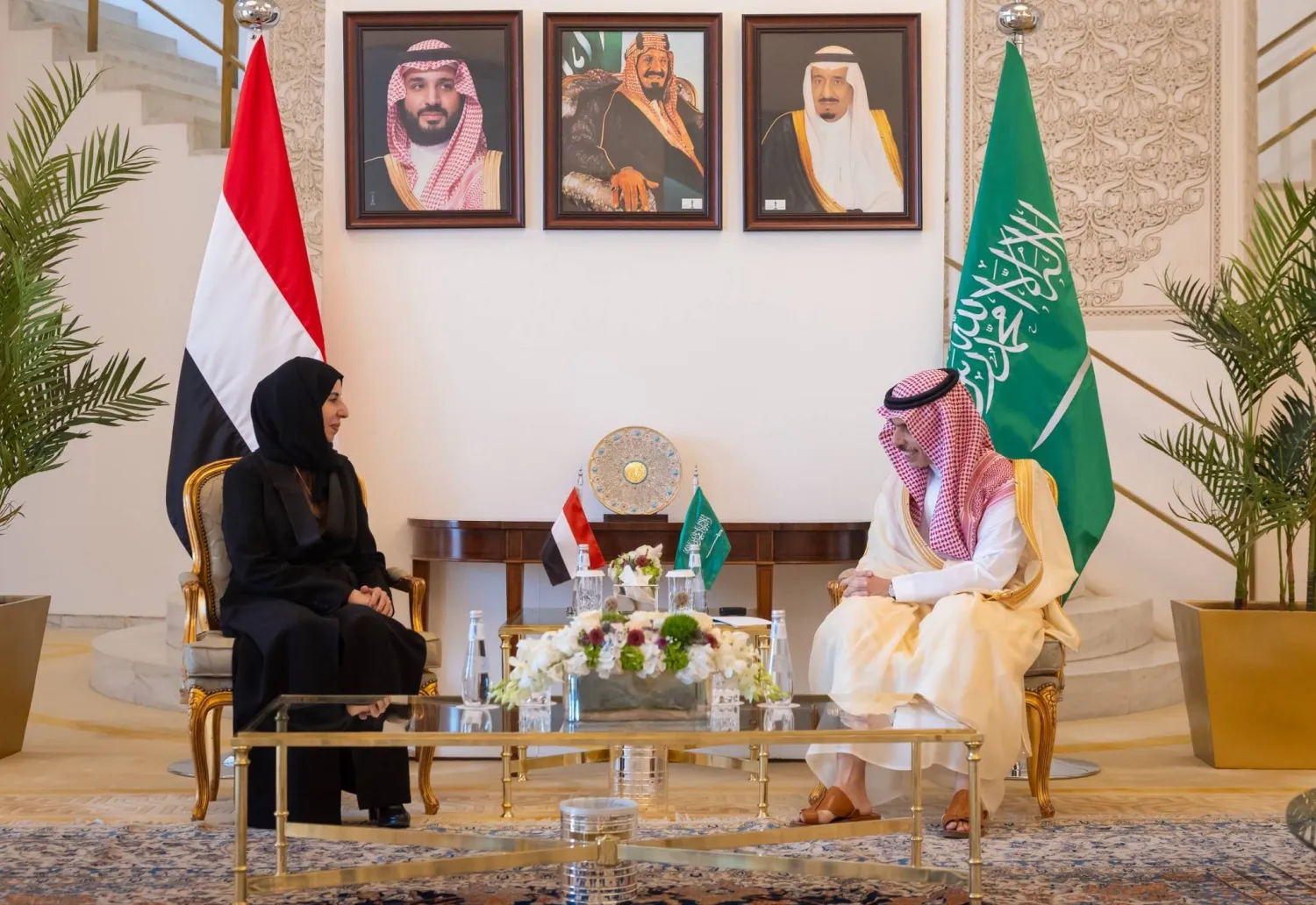 الأمير فيصل بن فرحان وزير الخارجية السعودي خلال استقباله نظيرته اليمنية الدكتورة أفراح الزوبة في الرياض (واس)
