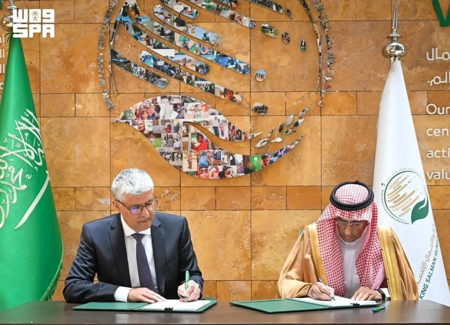 Officials sign the agreement at KSrelief’s headquarters in Riyadh on Sunday. (SPA)