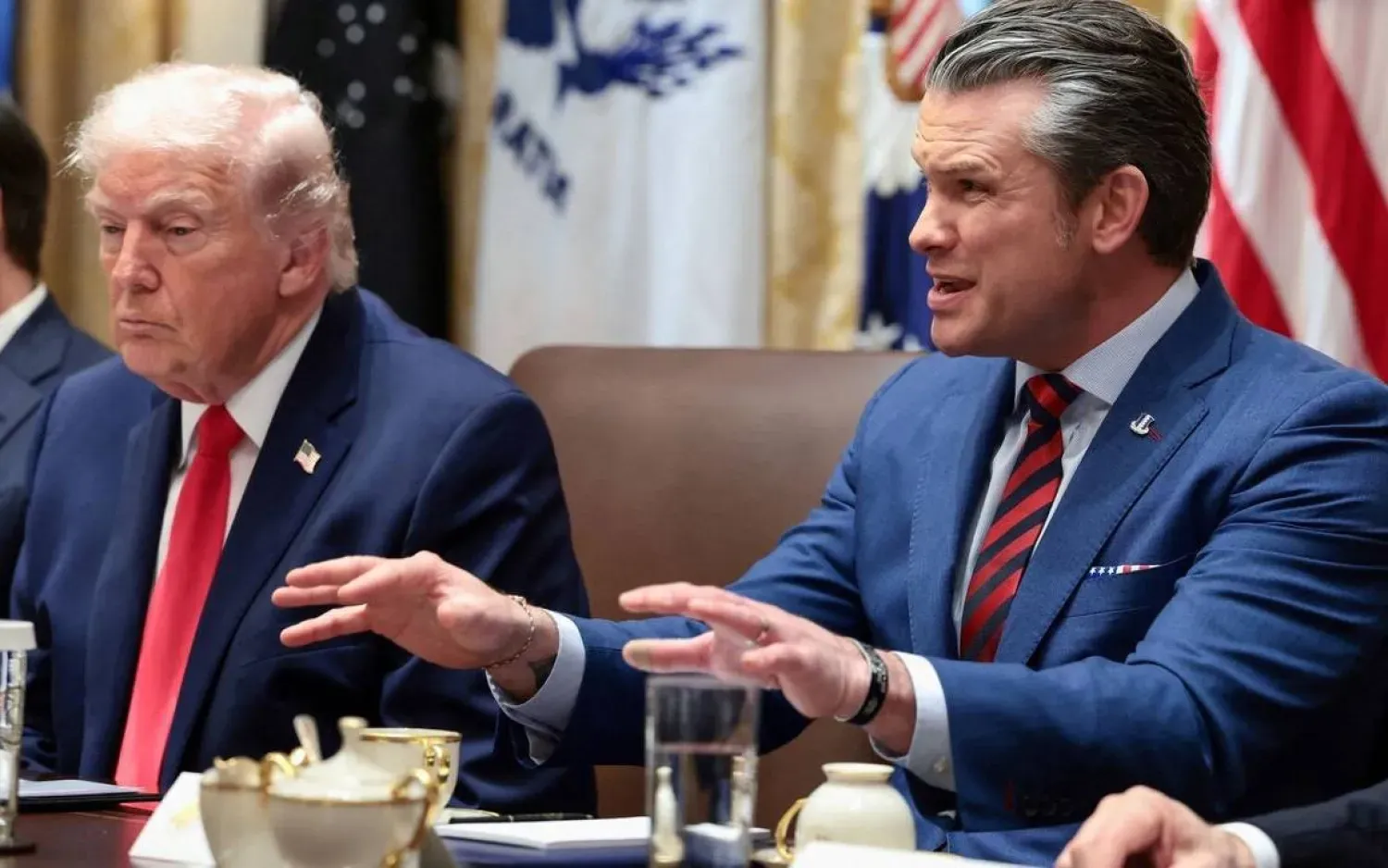 ABD Başkanı Donald Trump, Savunma Bakanı Pete Hegseth'in konuşmasını dinliyor (Reuters)