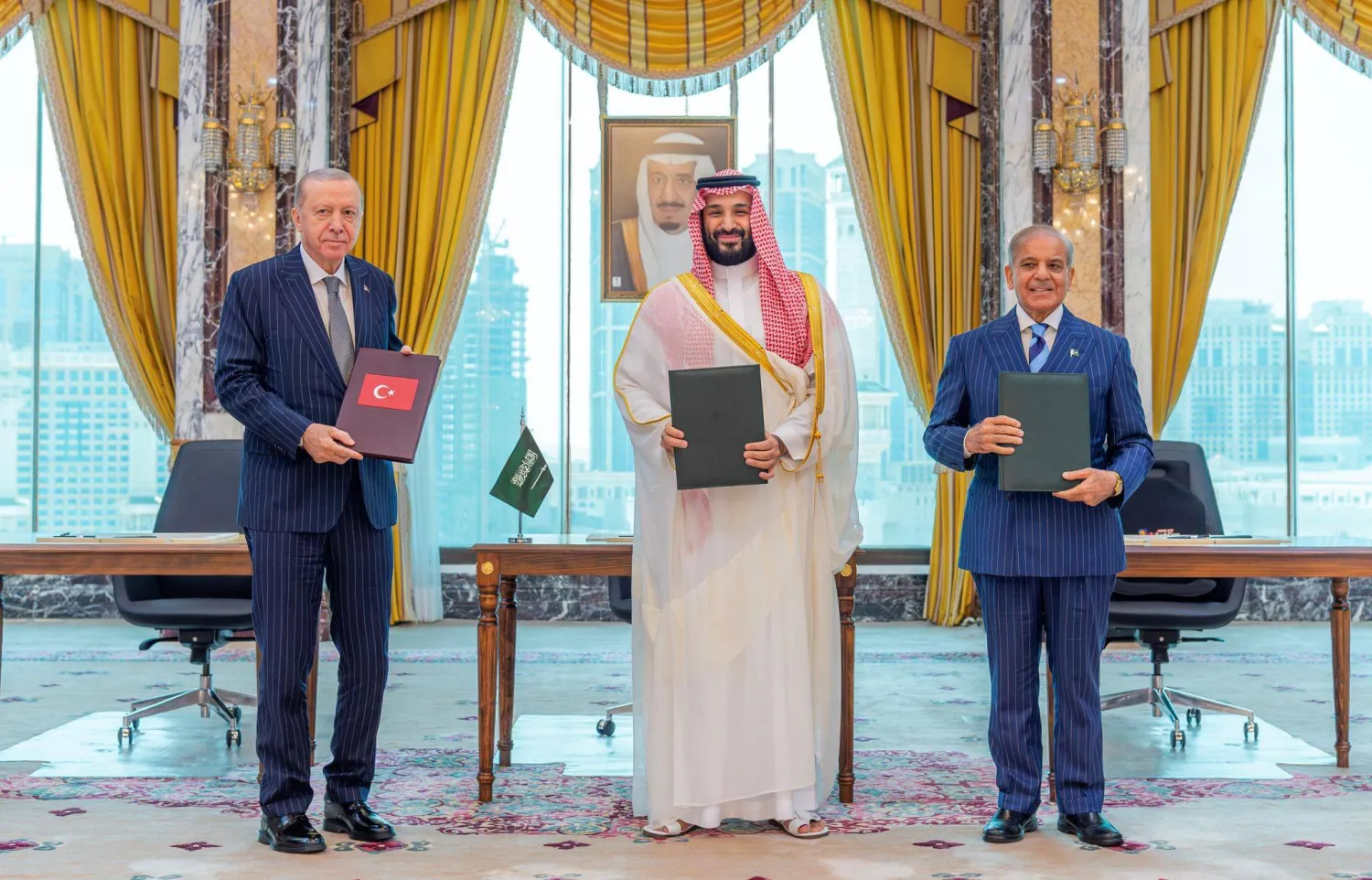 07 August 2026, Saudi Arabia, Makkah: Saudi Crown Prince Mohammed bin Salman bin Abdulaziz Al Saud, Pakistani Prime Minister Muhammad Shehbaz Sharif, and Turkish President Recep Tayyip Erdogan sign the Makkah Joint Defense Agreement. Photo: -/PPI via ZUMA Press Wire/dpa