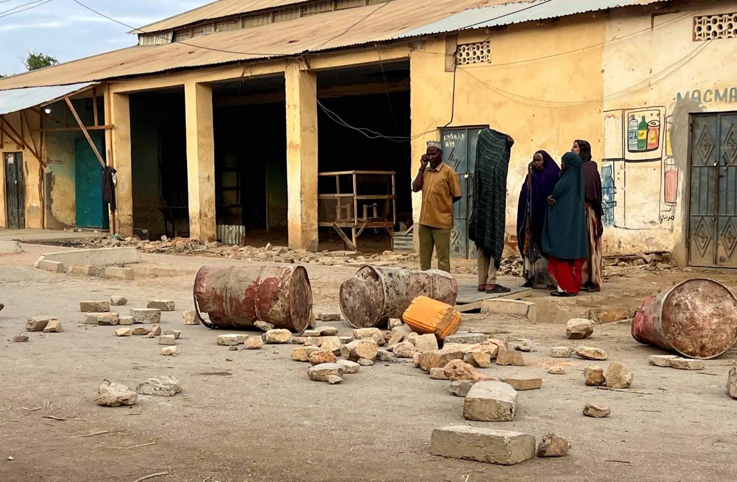 مدنيون يتجمعون بأحد شوارع مدينة بيدوة الصومالية عقب اشتباكات بين القوات الفيدرالية الصومالية وجماعات المعارضة المسلحة (رويترز)