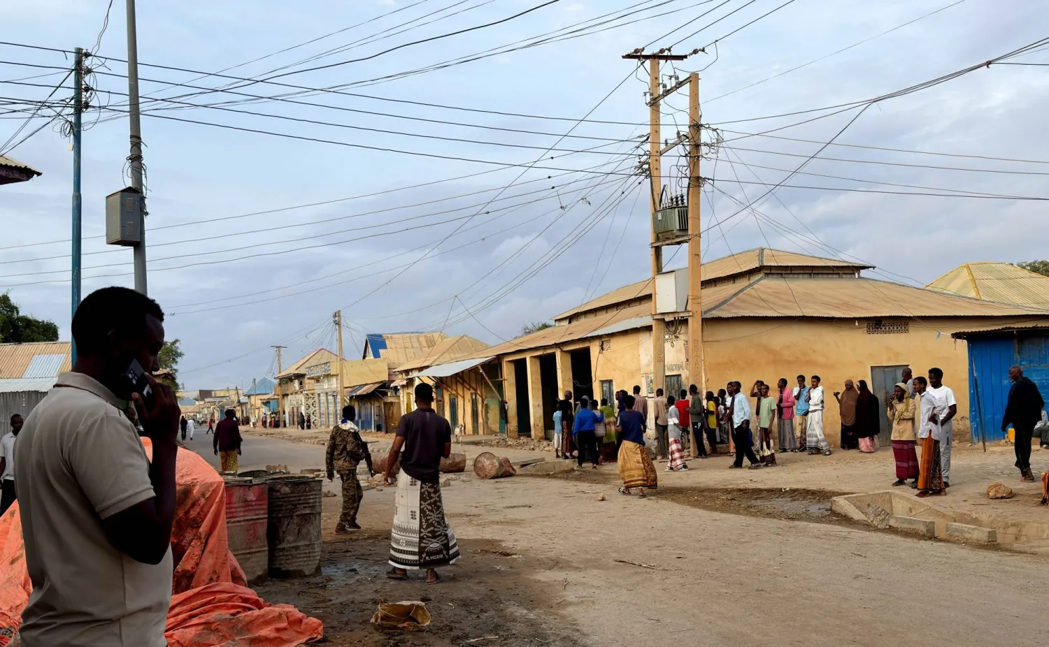 Civilians gather at a street following clashes between Somalia's federal troops and armed opposition groups, in Baidoa, Somalia August 17, 2026. REUTERS/Stringer

