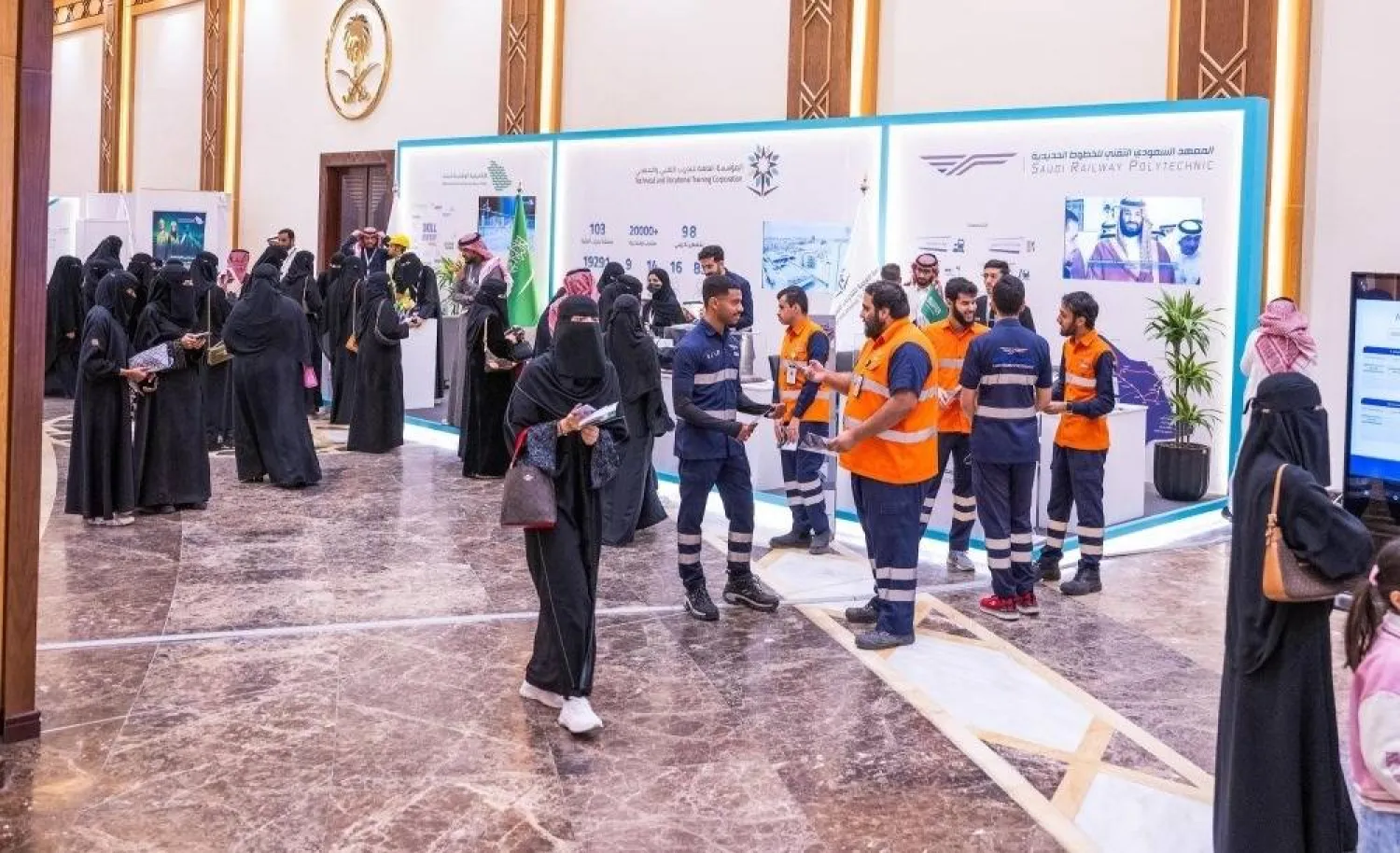 مجموعة من الباحثين عن العمل في ملتقى متخصص للتوظيف بمنطقة القصيم وسط السعودية (واس)