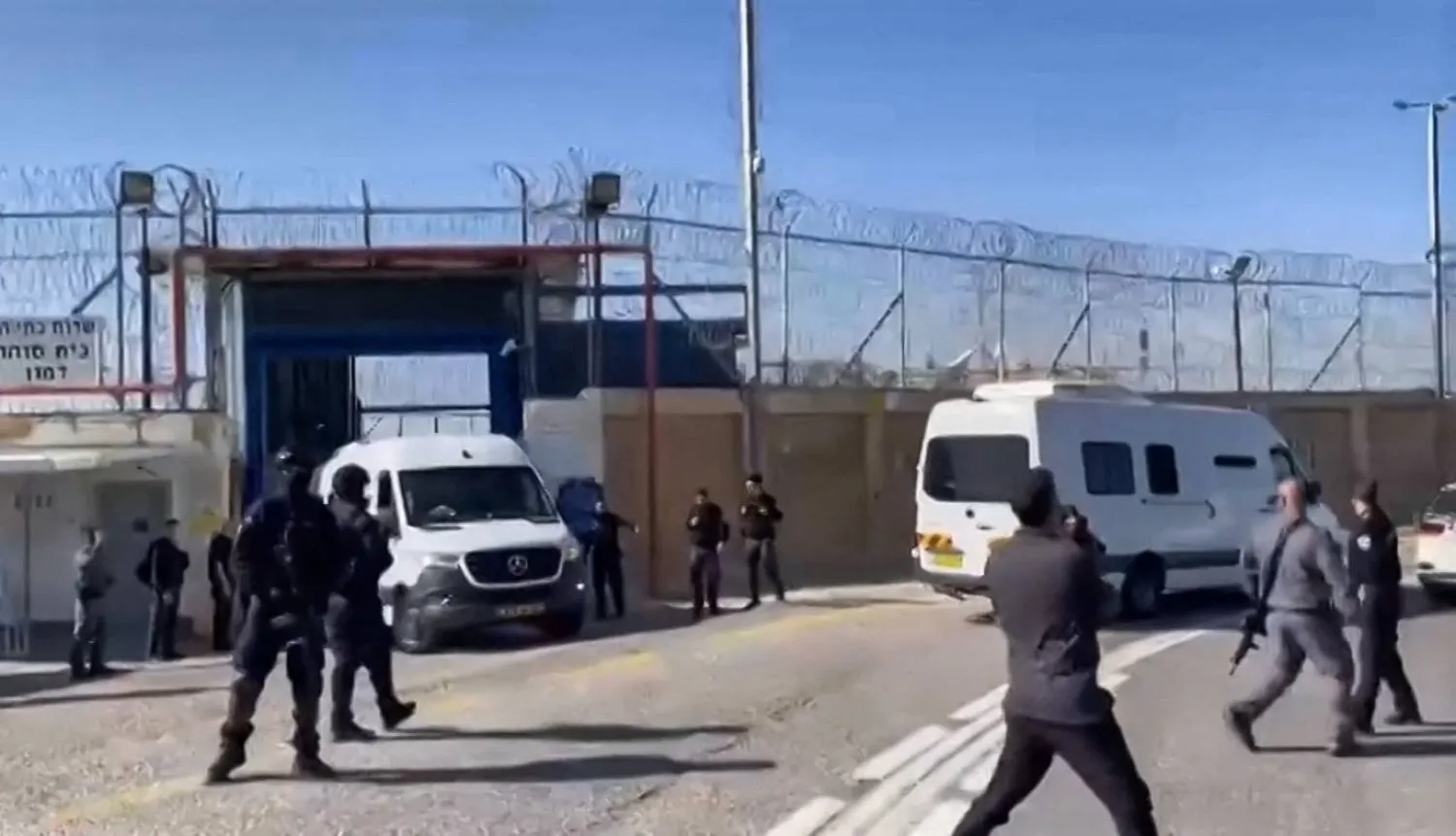 نقل القوات الإسرائيلية لسجناء فلسطينيين من سجن الدامون في دالية الكرمل إلى سجن عوفر بالضفة الغربية قبل إطلاق سراحهم المخطط له مقابل تحرير بعض الرهائن الإسرائيليين الذين تحتجزهم «حماس» في غزة 24 نوفمبر 2023 (أ.ف.ب)