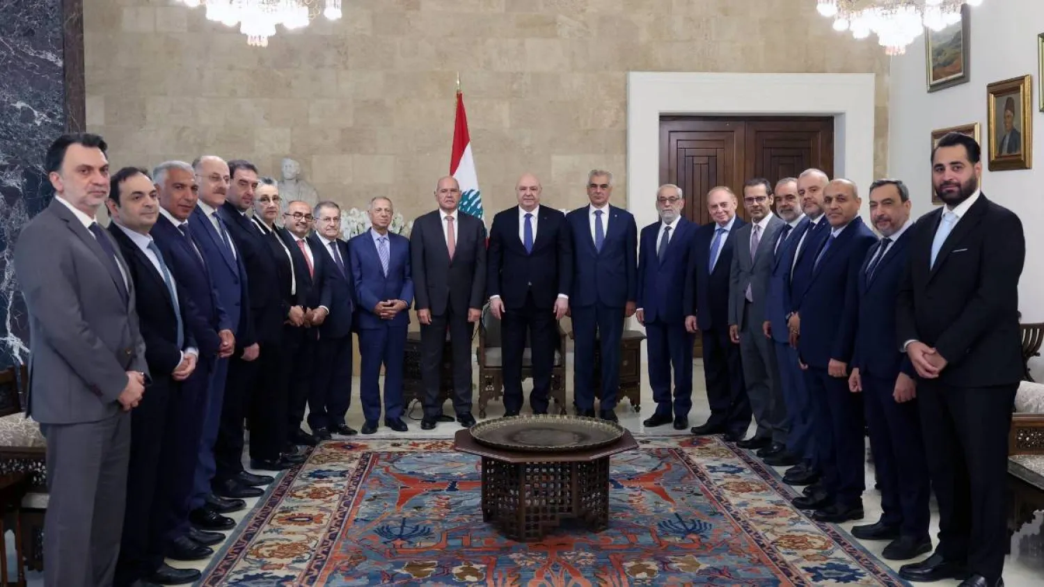 الرئيس عون مستقبلا وفداً نيابياً حمل إليه نسخة من عريضة وقعها 86 نائباً دعماً لاستمرار مهمة الـ«يونيفيل» (الرئاسة اللبنانية)