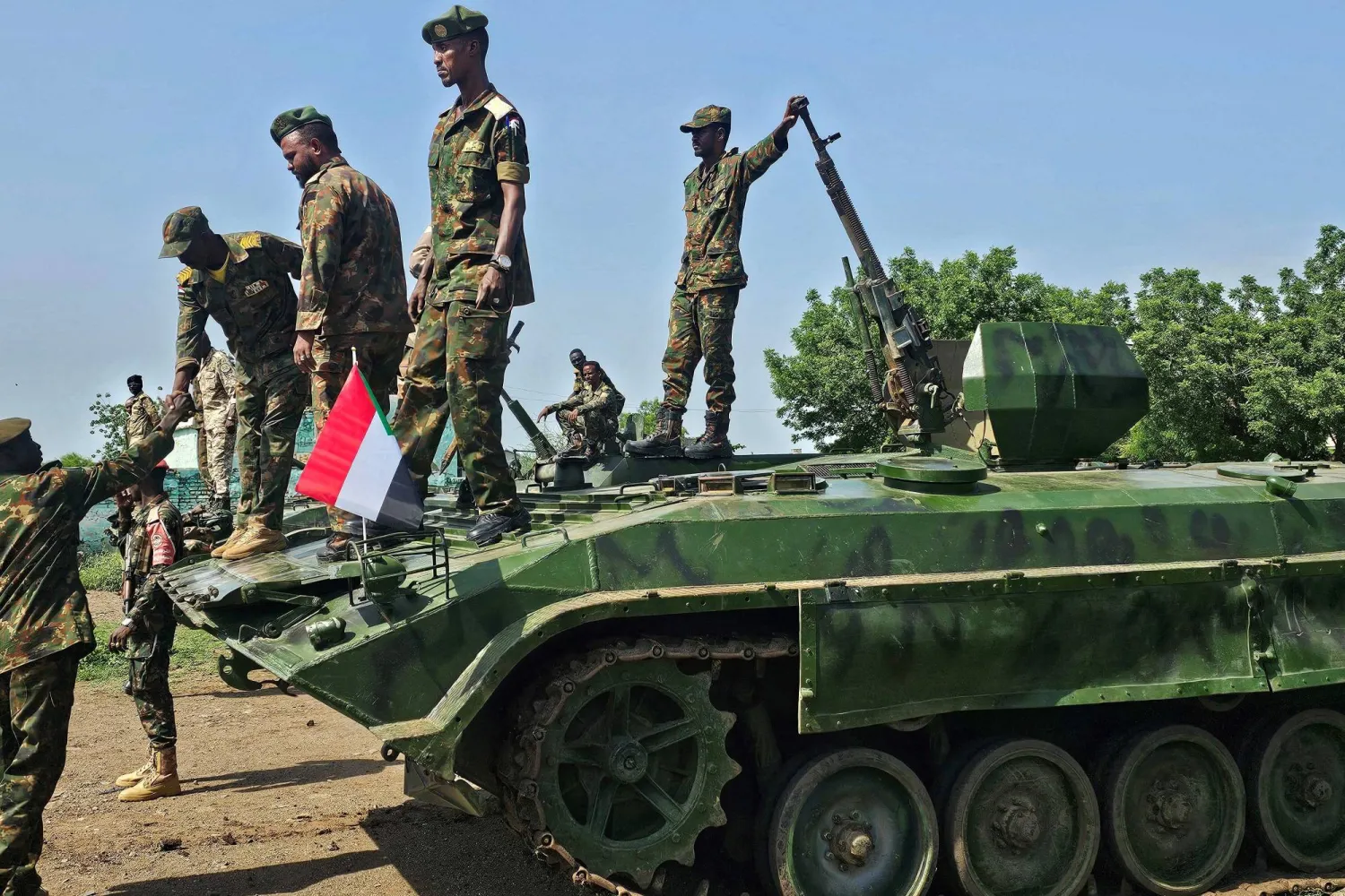 جانب من عرض عسكري يوم 17 أغسطس 2026 في مدينة القضارف بشرق السودان خلال الاحتفالات بالذكرى الـ72 لتأسيس الجيش (أ.ف.ب)