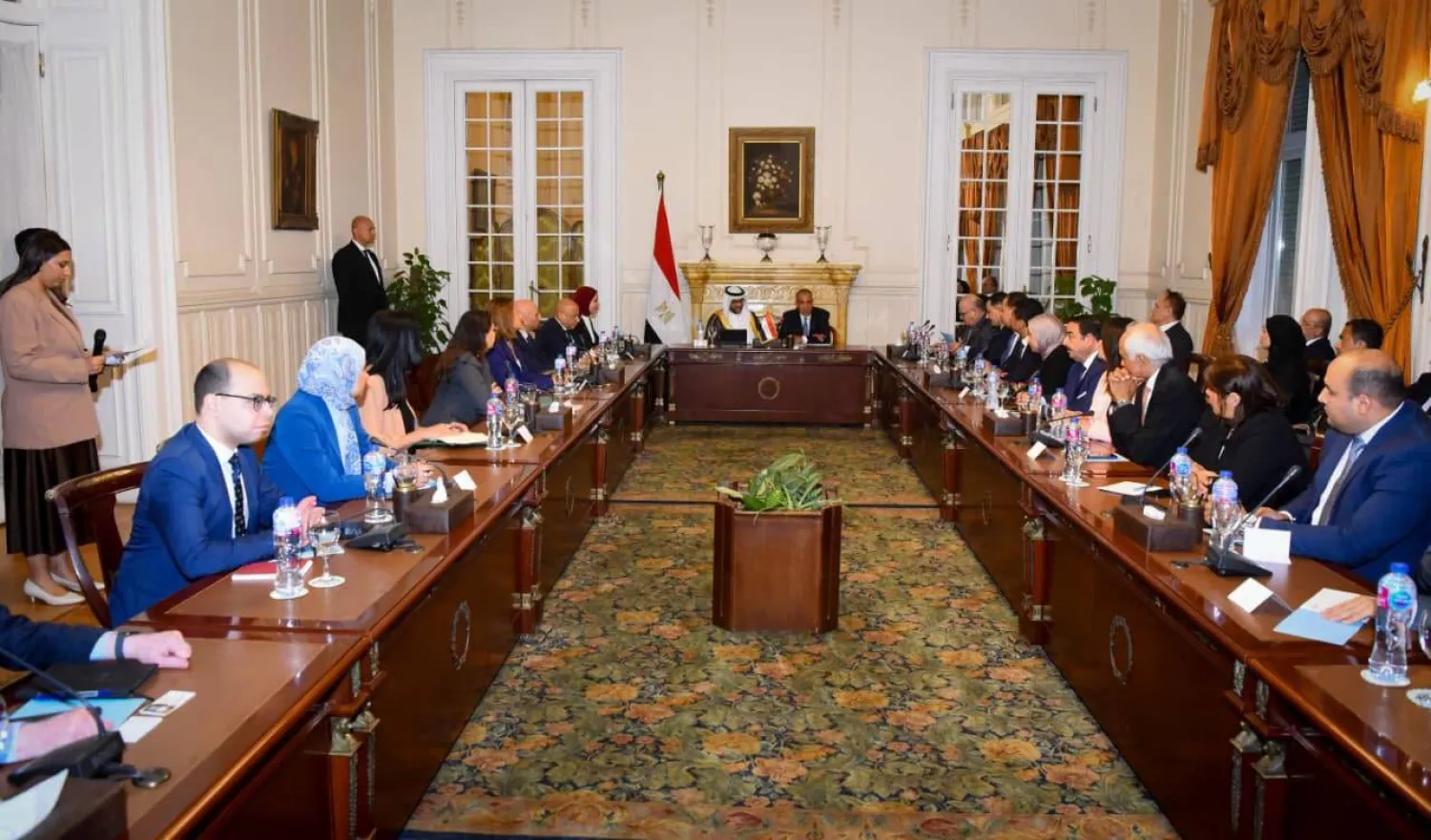وزير الخارجية المصري خلال جلسة موسعة الاثنين مع ممثلي القطاع الخاص ورئيس مجلس إدارة «المصرف العربي للتنمية الاقتصادية» (صفحة وزارة الخارجية على فيسبوك)