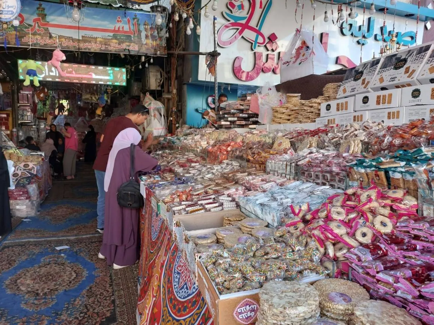 شراء «حلوى المولد» عادة اجتماعية سنوية تحرص عليها الأسر المصرية (الشرق الأوسط)
