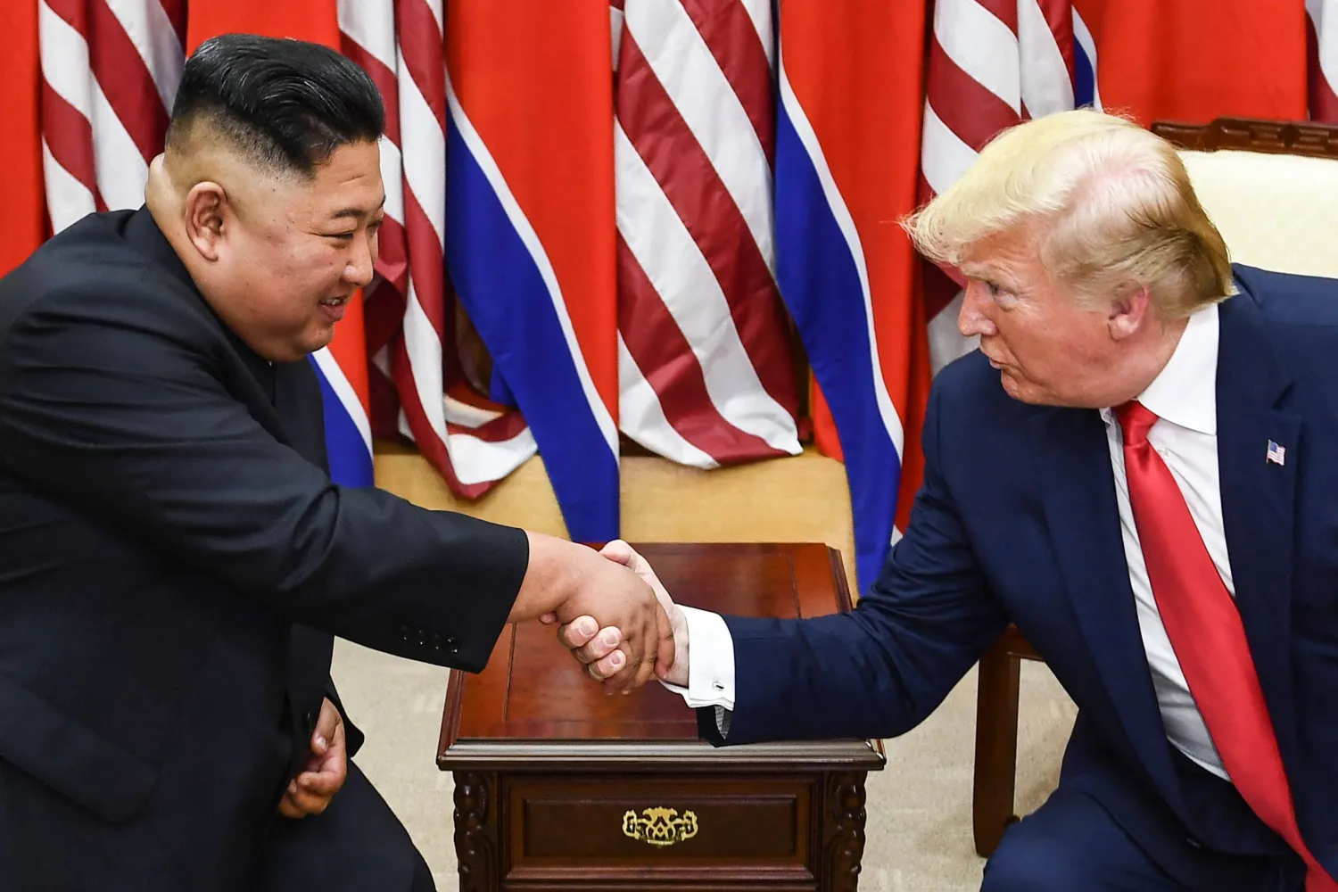 أرشيفية من صيف 2019 للاجتماع بين الرئيس الأميركي دونالد ترمب والزعيم الكوري الشمالي كيم جونغ أون عند خط ترسيم الحدود العسكرية بين الكوريتين الشمالية والجنوبية بالمنطقة المنزوعة السلاح (أ.ف.ب)