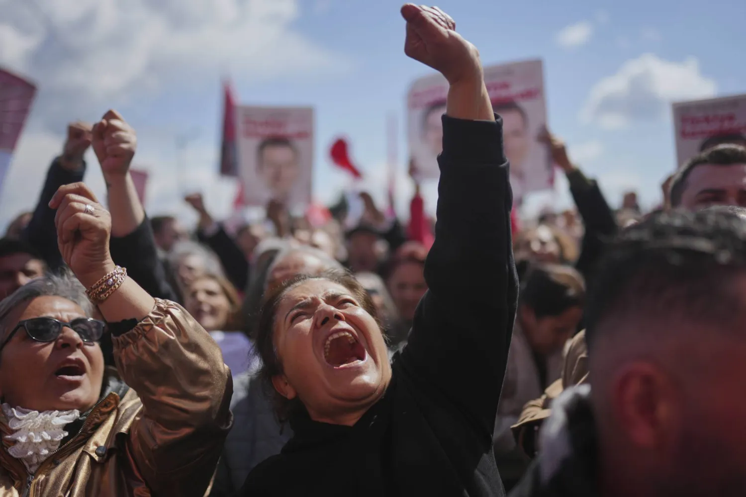 احتجاجات لأنصار رئيس بلدية إسطنبول المعارض المحتجز أكرم إمام أوغلو أمام سجن سيليفري حيث تجرى محاكمته وآخرين بتهمة الفساد (أ.ب)