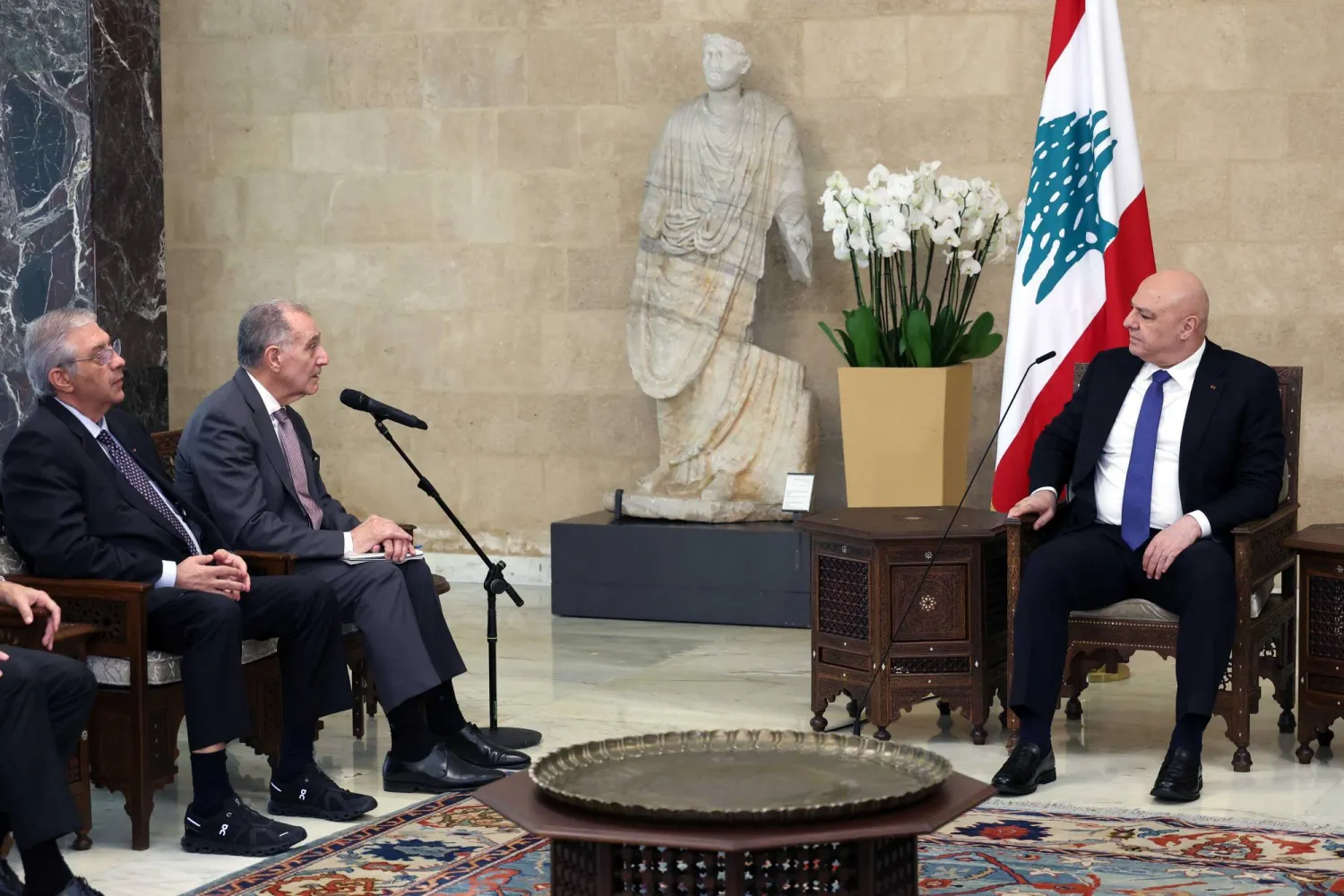 الرئيس عون مستقبلاً وفد «تاسك فورس فور ليبانون» (الرئاسة اللبنانية)