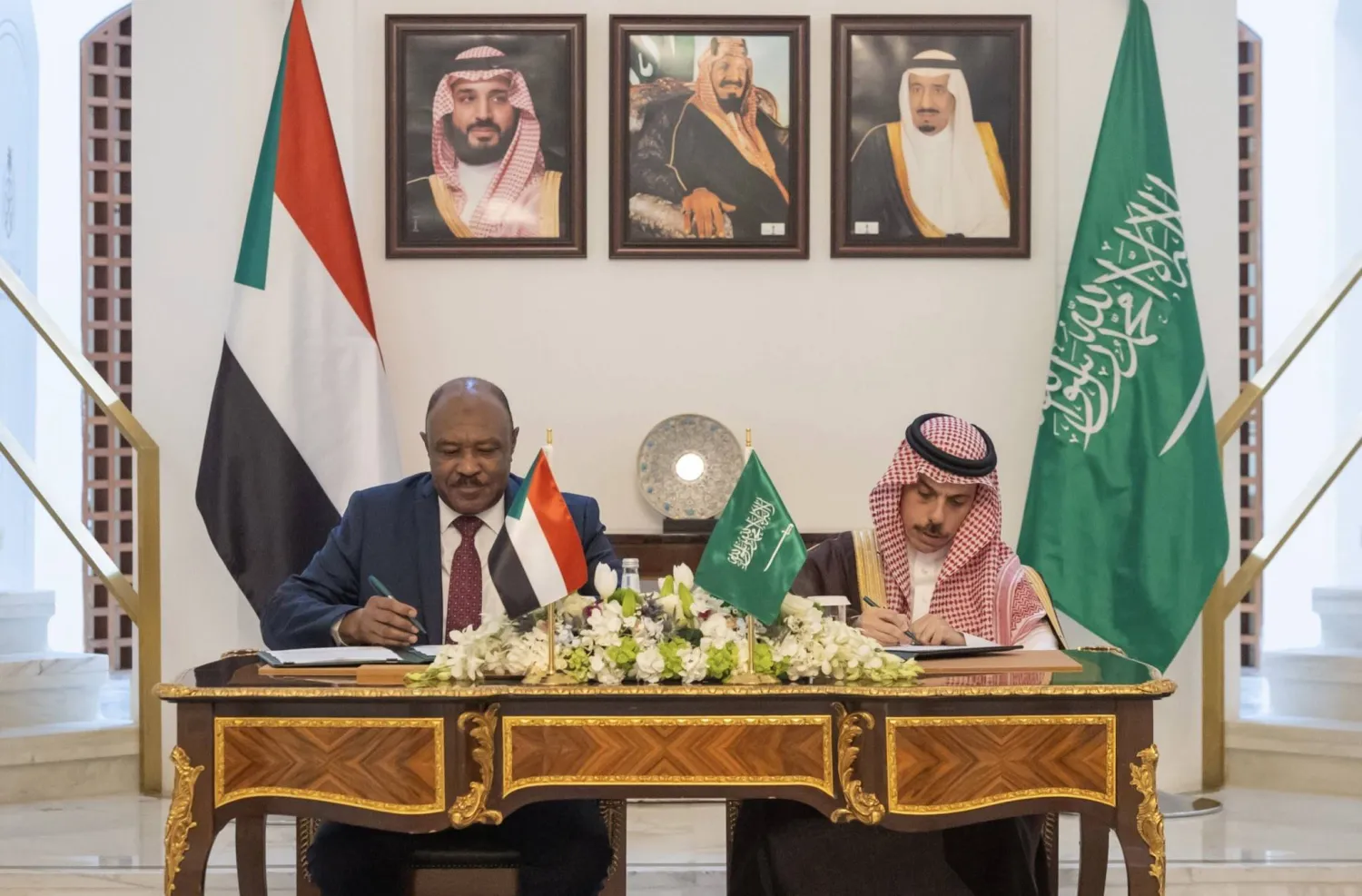 الأمير فيصل بن فرحان وزير الخارجية السعودي ونظيره السوداني محيي الدين سالم أحمد إبراهيم خلال توقيع الوثيقة (واس)