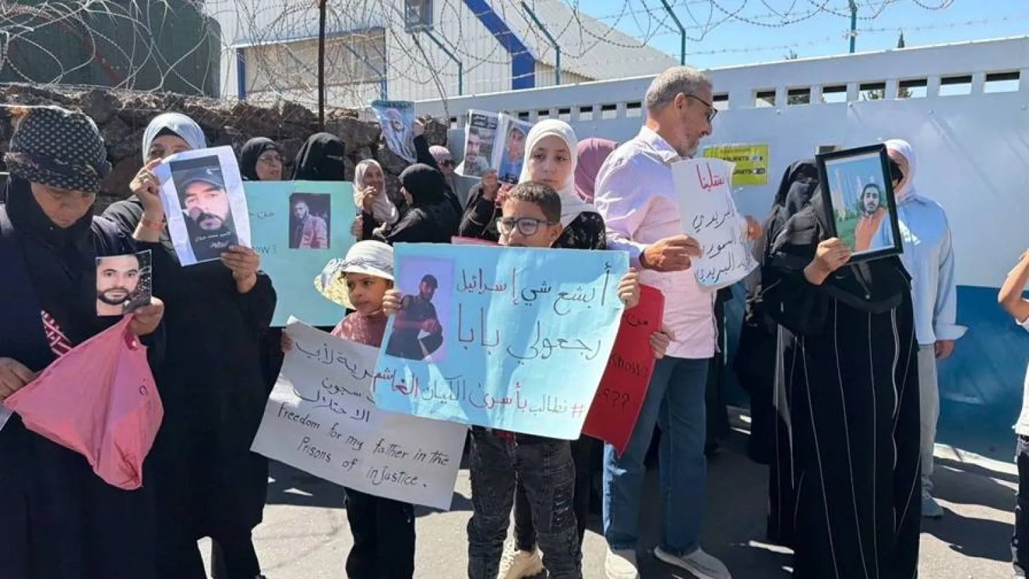 وقفة لأهالي المعتقلين في سجون إسرائيل أمام مقر «الأندوف» في القنيطرة  تطالبها بالتدخل للإفراج عن أبنائهم (تجمع أحرار حوران)