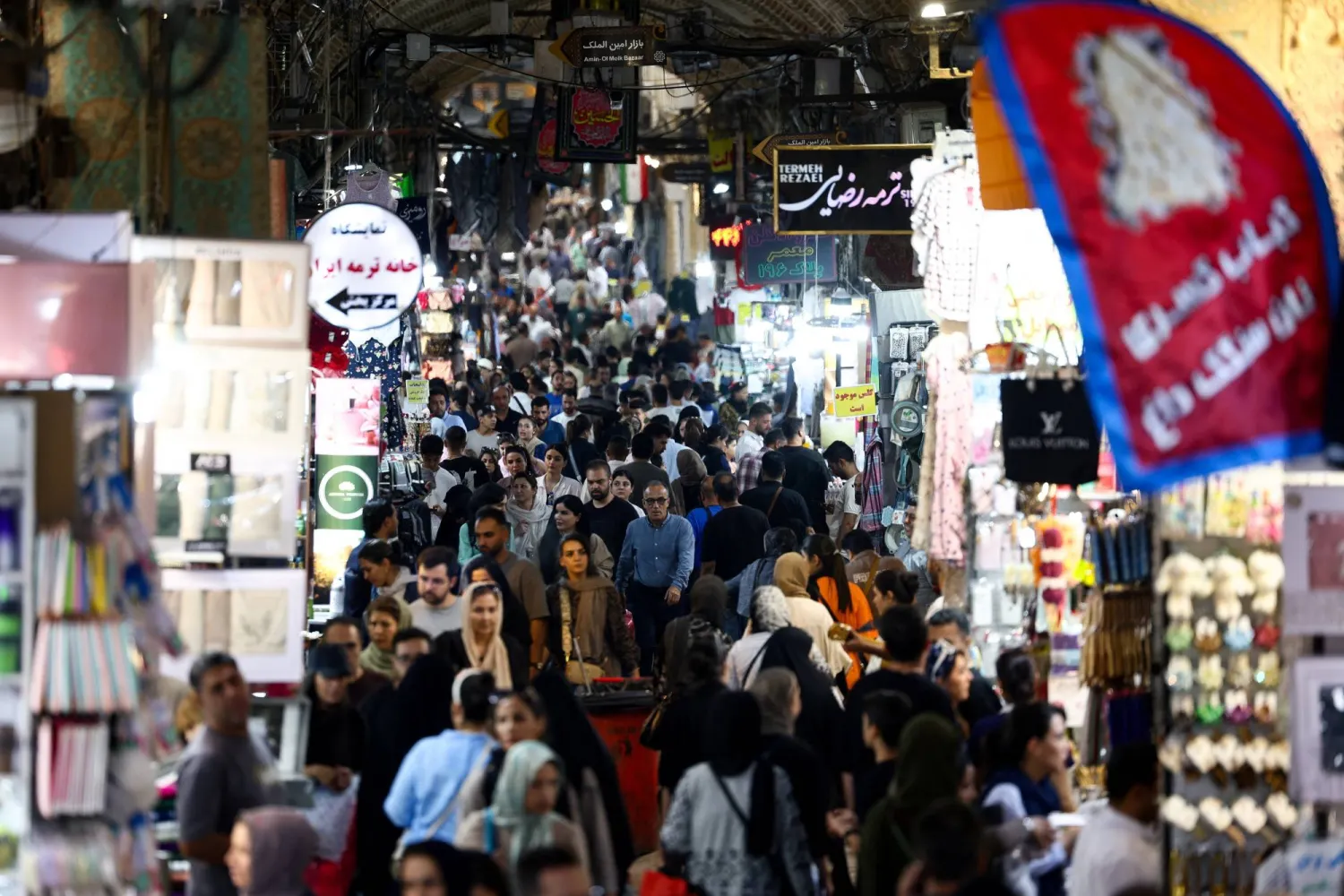 إيرانيون يتجولون في السوق الكبيرة بطهران أمس (رويترز)