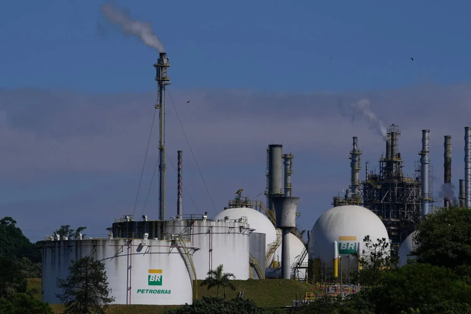 Brezilya’nın devlete ait Petrobras şirketine ait, São Paulo’nun eteklerindeki Mauá’da bulunan petrol rafinerisi (AP)