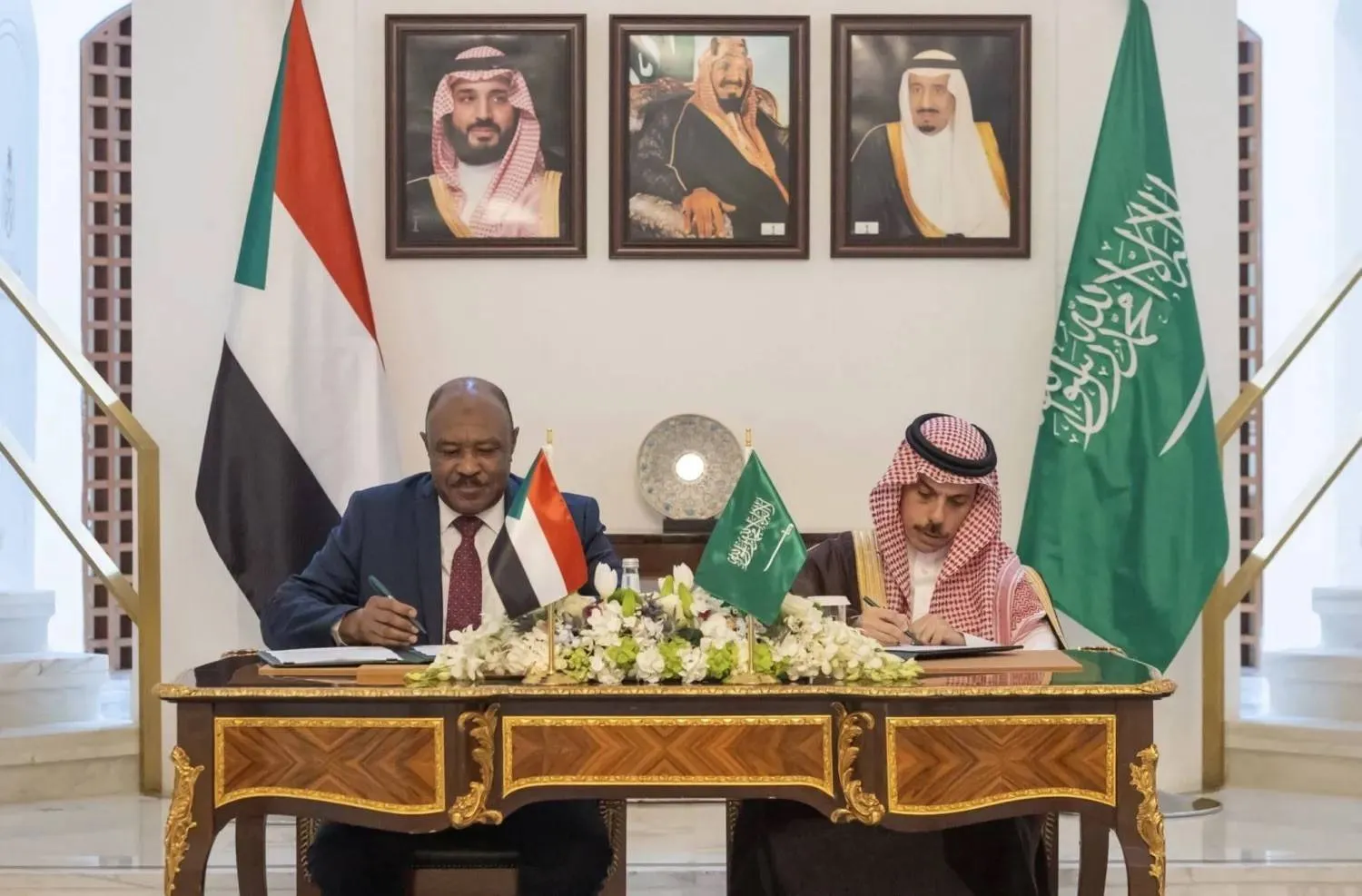 Saudi Foreign Minister Prince Faisal bin Farhan and his Sudanese counterpart, Mohieddin Salem Ahmed Ibrahim, sign the document. (SPA) 