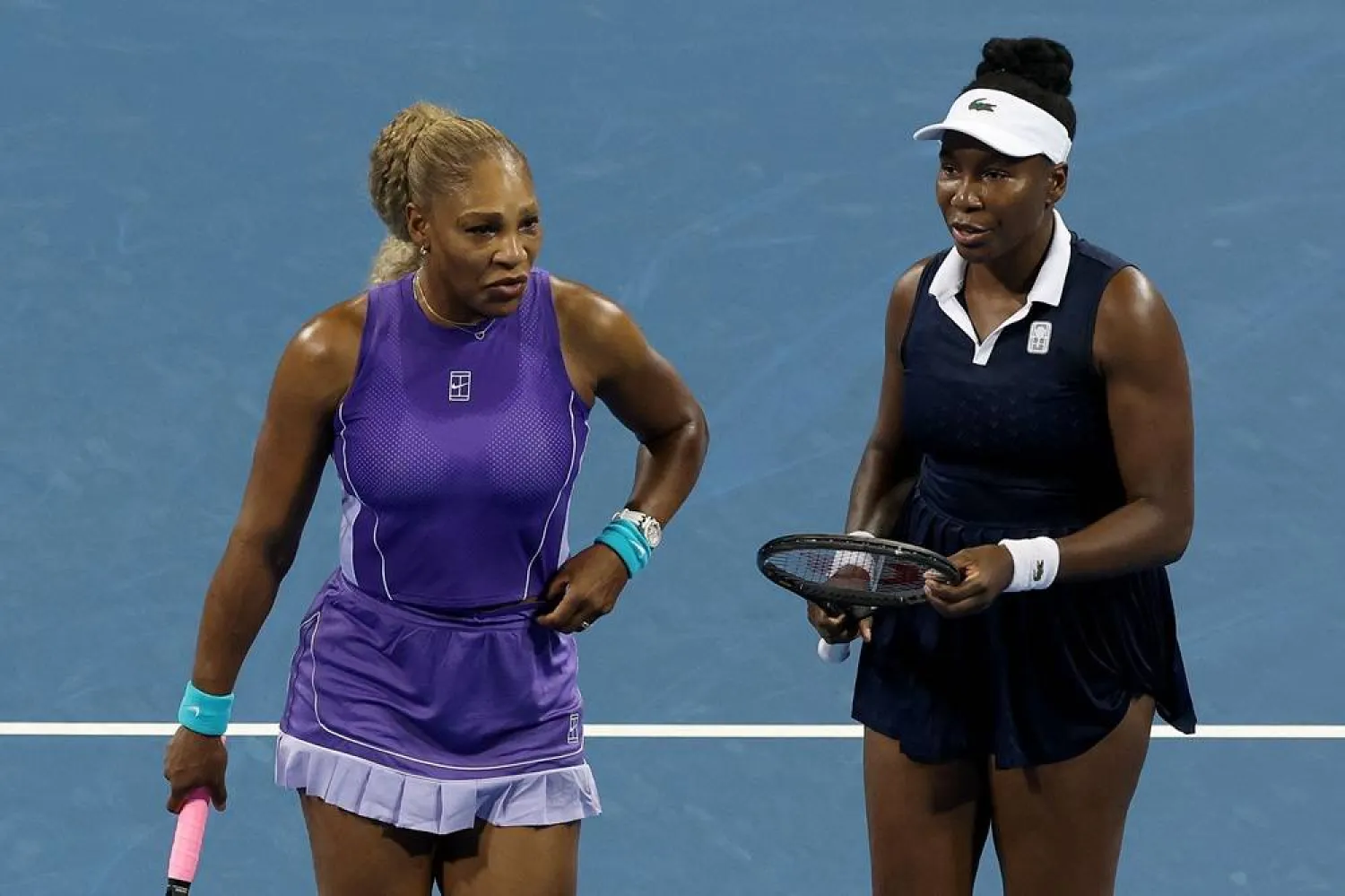 Serena Williams and Venus Williams of the United States confer while playing Marta Kostyuk of Czechia and Peyton Stearns of the United States during day seven of the Cincinnati Open at the Lindner Family Tennis Center on August 17, 2026 in Mason, Ohio. (Getty Images/AFP)