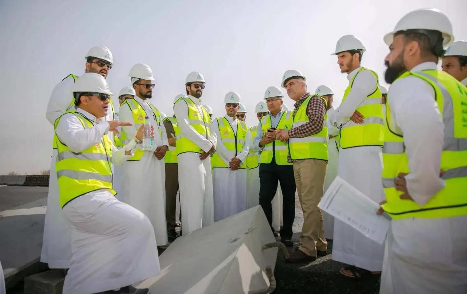 مهندسون سعوديون يطَّلعون على أحد المشاريع في السعودية (واس)