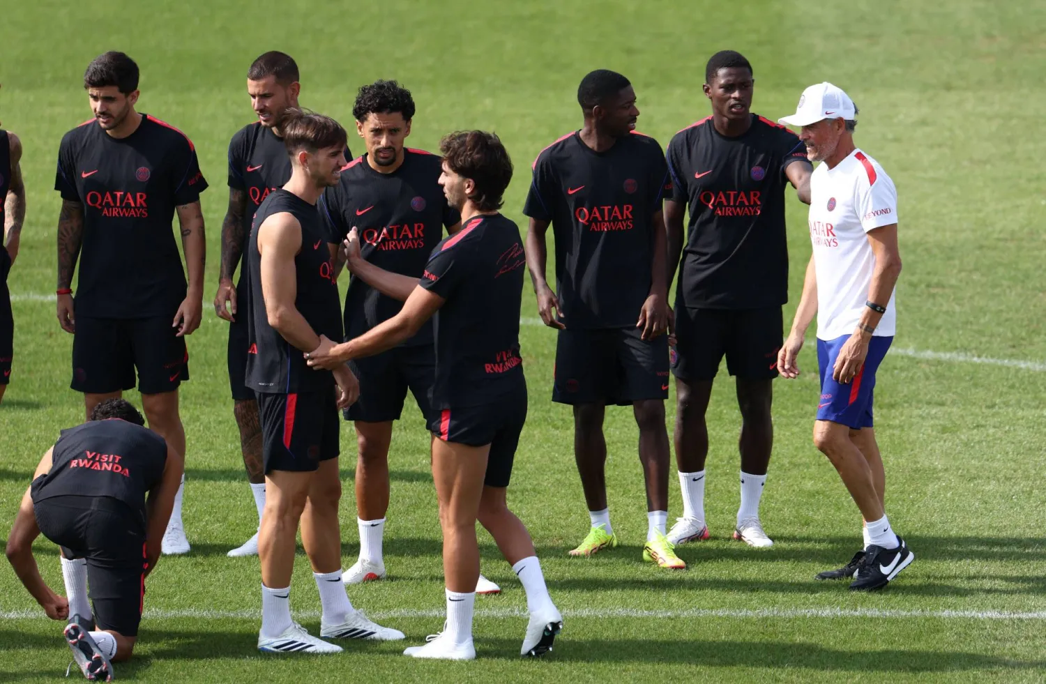جانب من تدريبات لاعبي باريس سان جيرمان (رويترز)