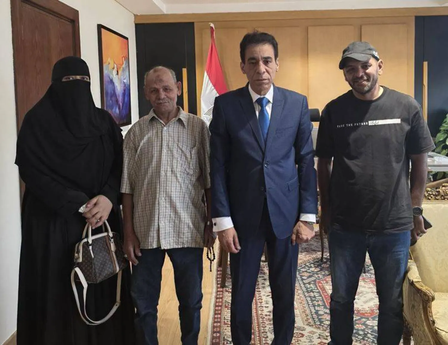 مساعد وزير الخارجية المصرية حداد الجوهري خلال استقباله الثلاثاء أهالي البحّارَين اللذين احتُجزا في إيران (صفحة الخارجية على فيسبوك)