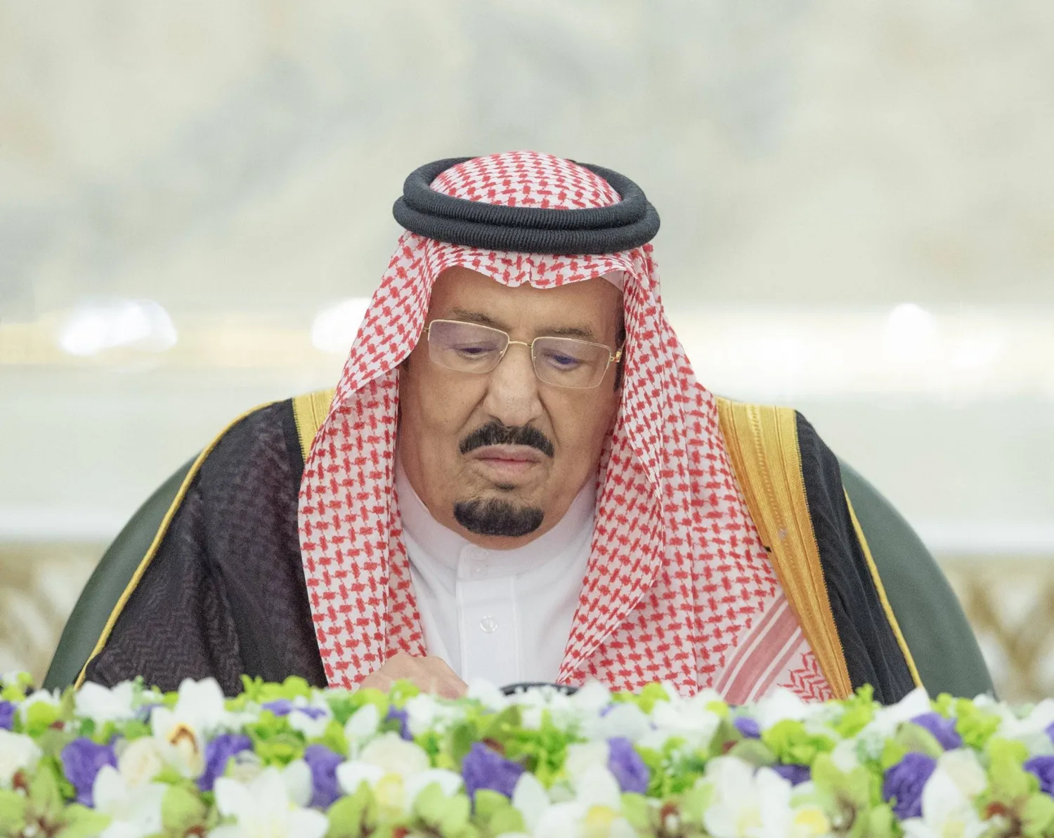 خادم الحرمين الشريفين الملك سلمان بن عبد العزيز لدى ترؤسه جلسة مجلس الوزراء في جدة الثلاثاء (واس)