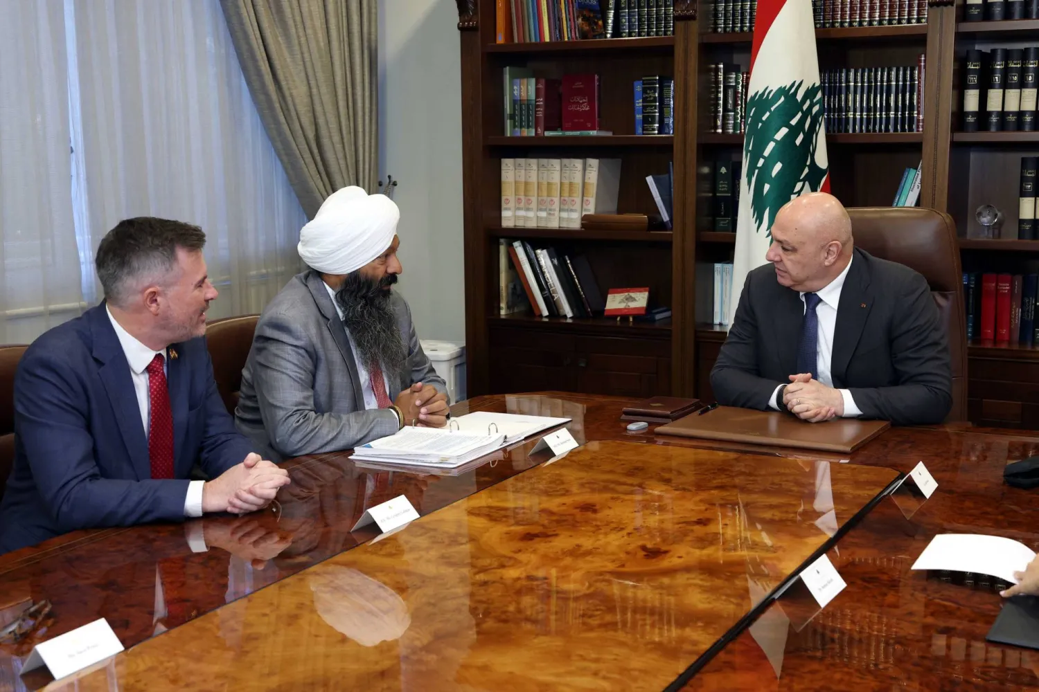 الرئيس عون مستقبلاً وزير الدولة الكندية للتنمية الدولية رانديب ساراي في حضور السفير الكندي لدى لبنان غريغوري غاليغان (الرئاسة اللبنانية)