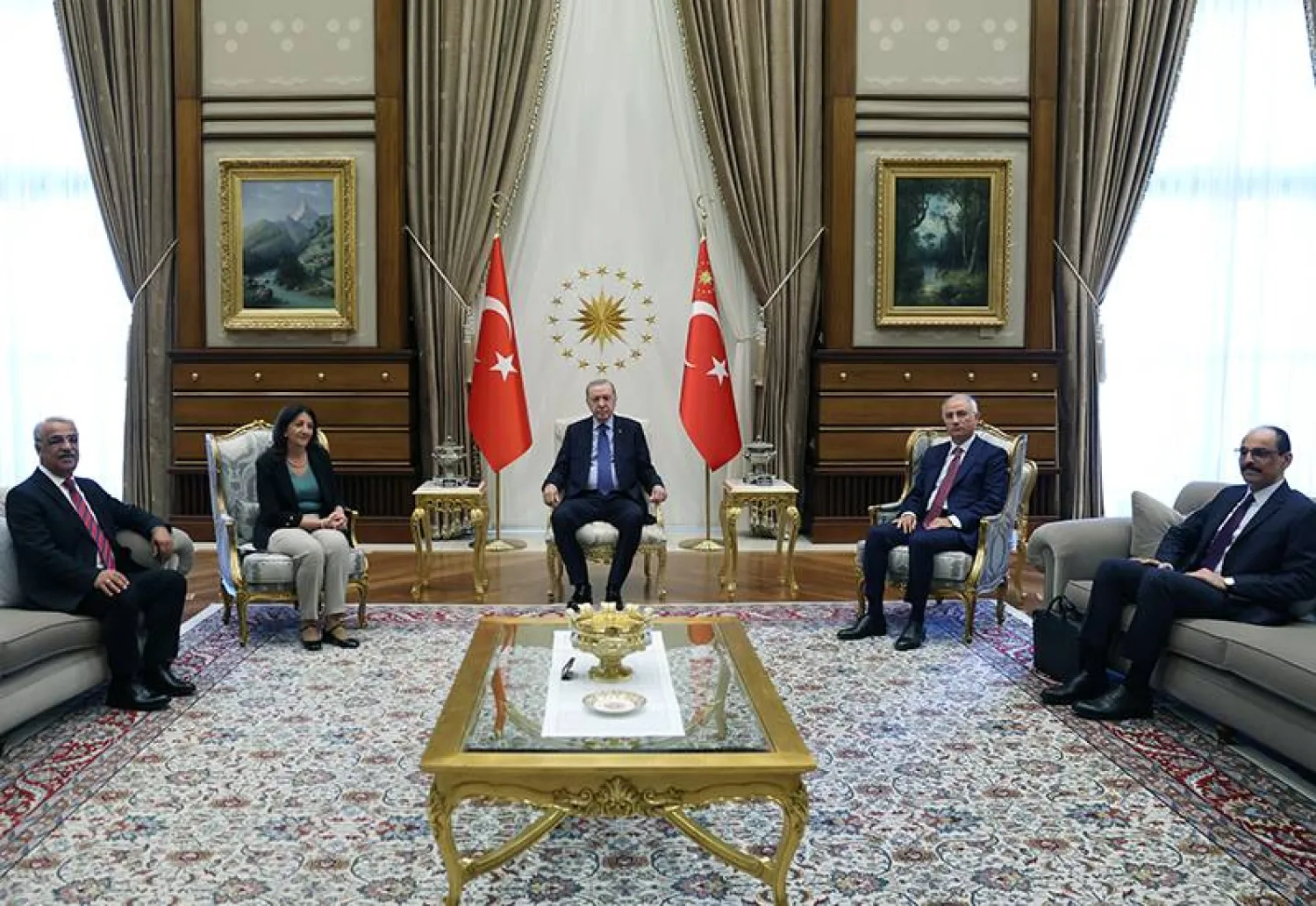 الرئيس التركي رجب طيب إردوغان خلال اجتماع مع عضوي «وفد إيمرالي» النائبين في حزب «الديمقراطية والمساواة للشعوب» بروين بولدان ومدحت سانجار بحضور نائب رئيس حزب «العدالة والتنمية» إفكان آلا ورئيس المخابرات إبراهيم كالين لبحث الخطوات المقبلة بعد إقرار القانون الإطاري للسلام (الرئاسة التركية)