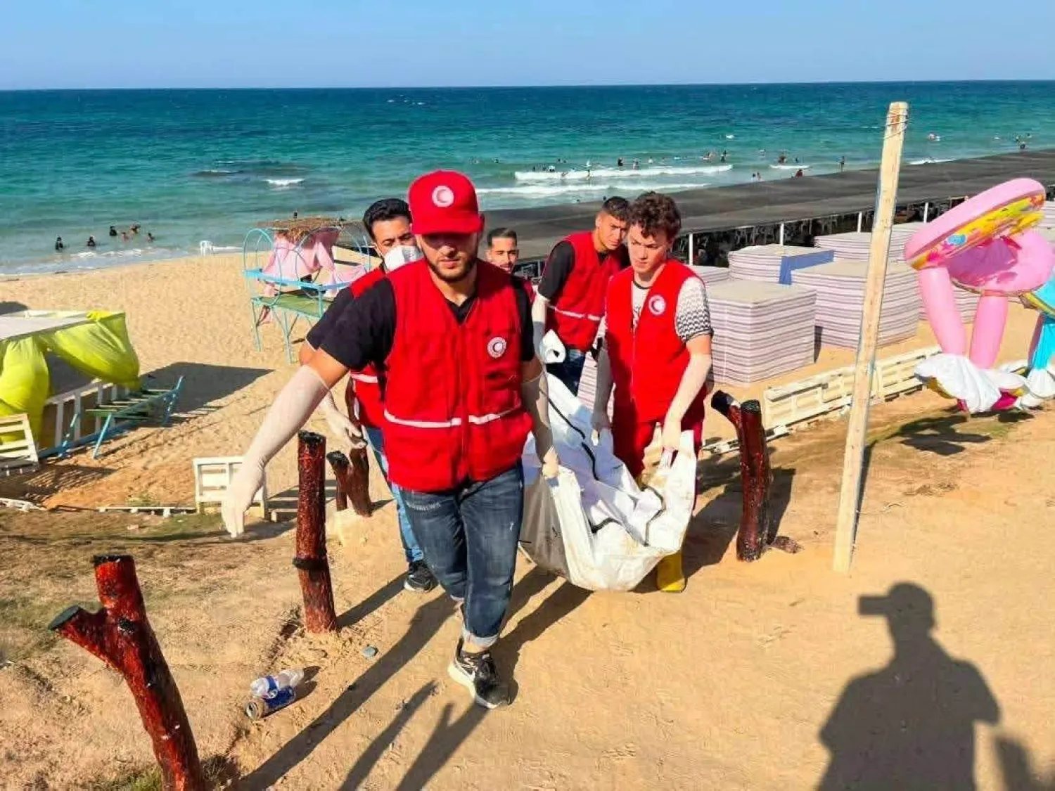 عناصر من «الهلال الأحمر» بطرابلس يواصلون انتشال جثث مهاجرين غرقوا في «المتوسط» قبالة تاجوراء (الهلال)