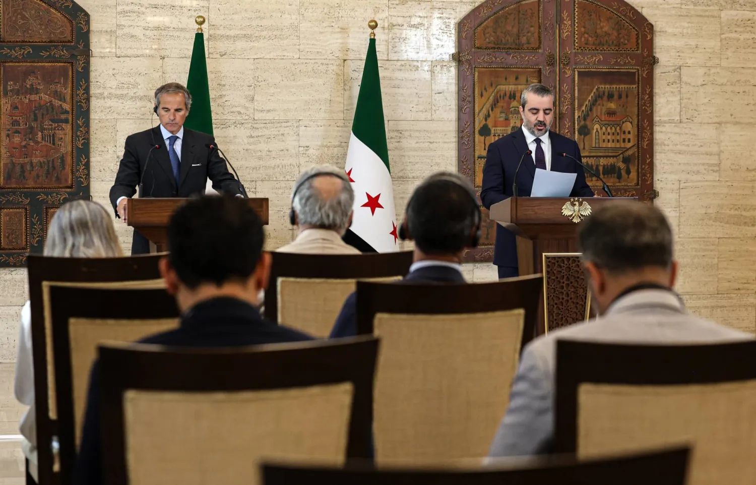وزير الخارجية السوري أسعد الشيباني (يمين) يتحدَّث خلال مؤتمر صحافي مشترك مع رافائيل غروسي (يسار) المدير العام للوكالة الدولية للطاقة الذرية في قصر تشرين الرئاسي السابق في دمشق... 18 أغسطس 2026 (إ.ب.أ)