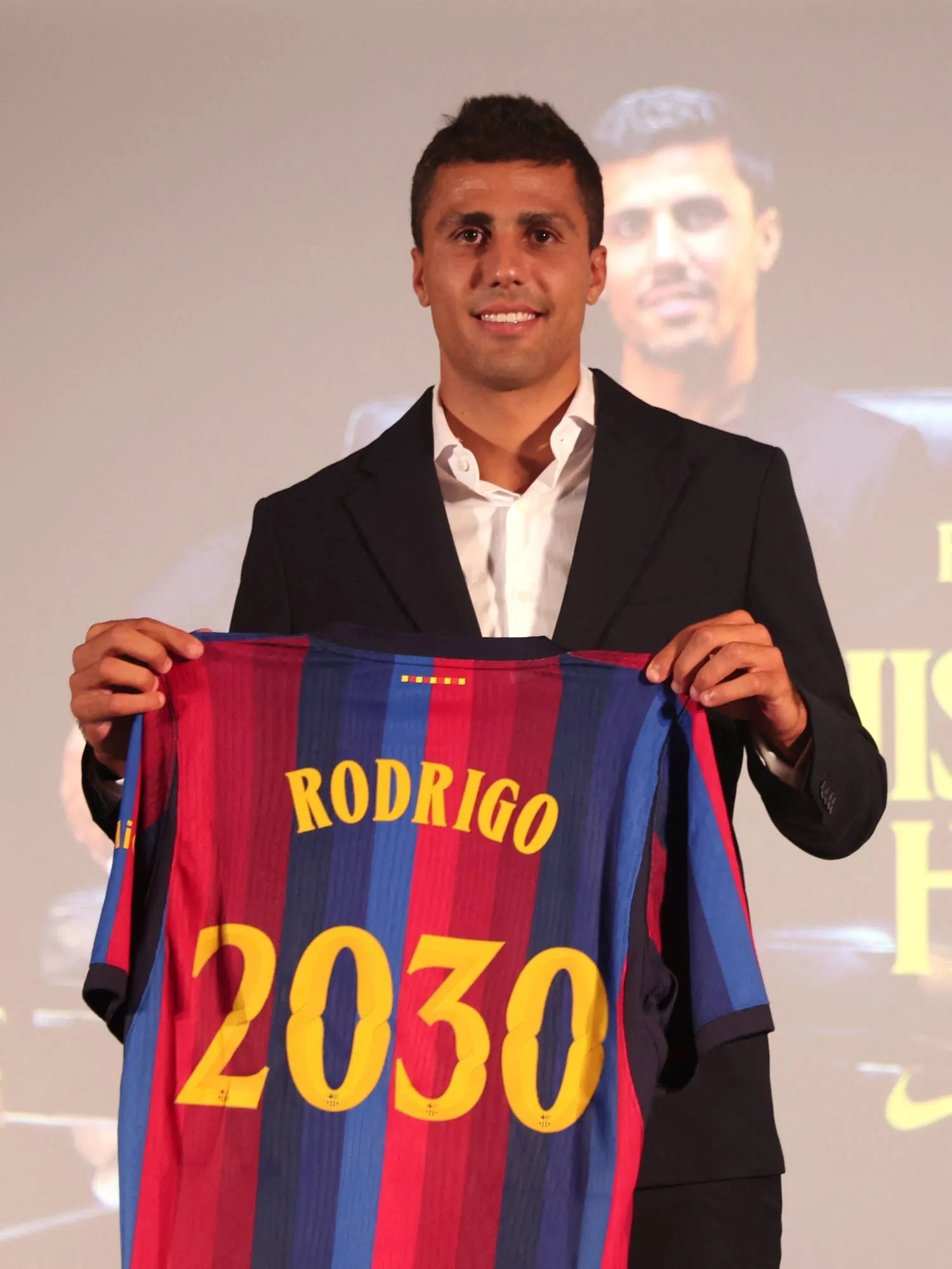 رودري لاعب برشلونة الجديد يحمل قميصه خلال حفل تقديمه (رويترز)