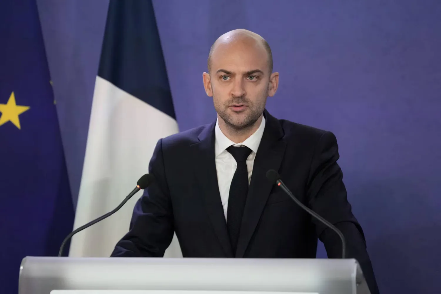 وزير الخارجية الفرنسي جان نويل بارو يعقد مؤتمراً صحافياً في باريس 2 مارس 2026 (رويترز)